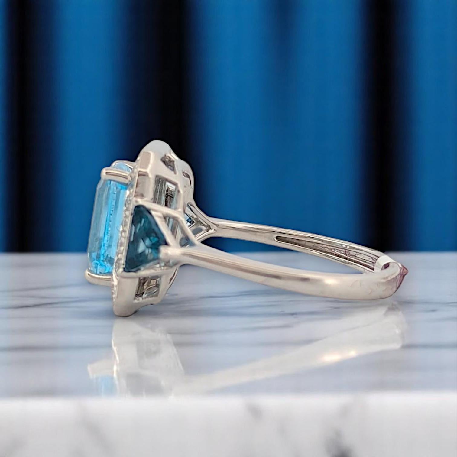 Moderne Bague Calliope en or blanc 18 carats avec topaze bleue taille émeraude de 2,63 carats en vente
