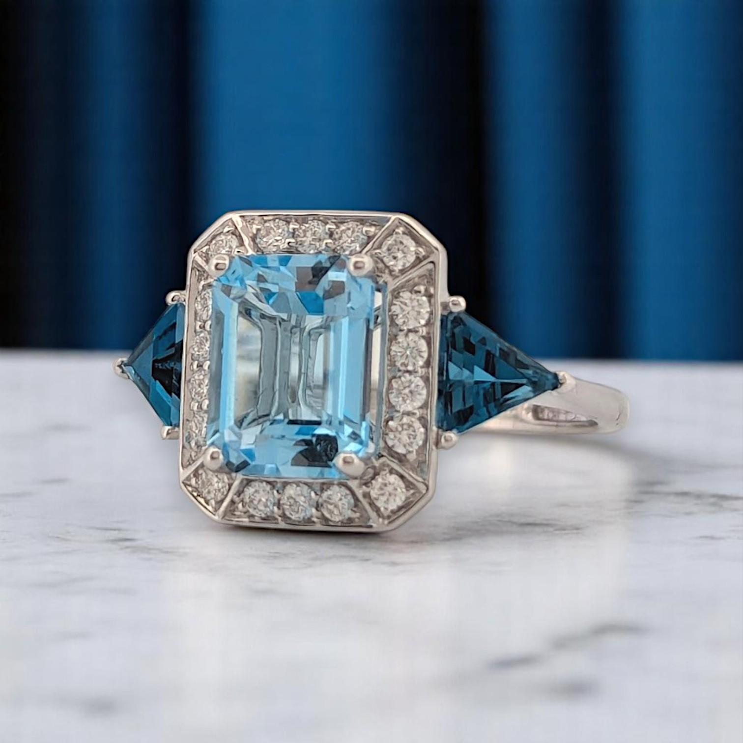Taille émeraude Bague Calliope en or blanc 18 carats avec topaze bleue taille émeraude de 2,63 carats en vente