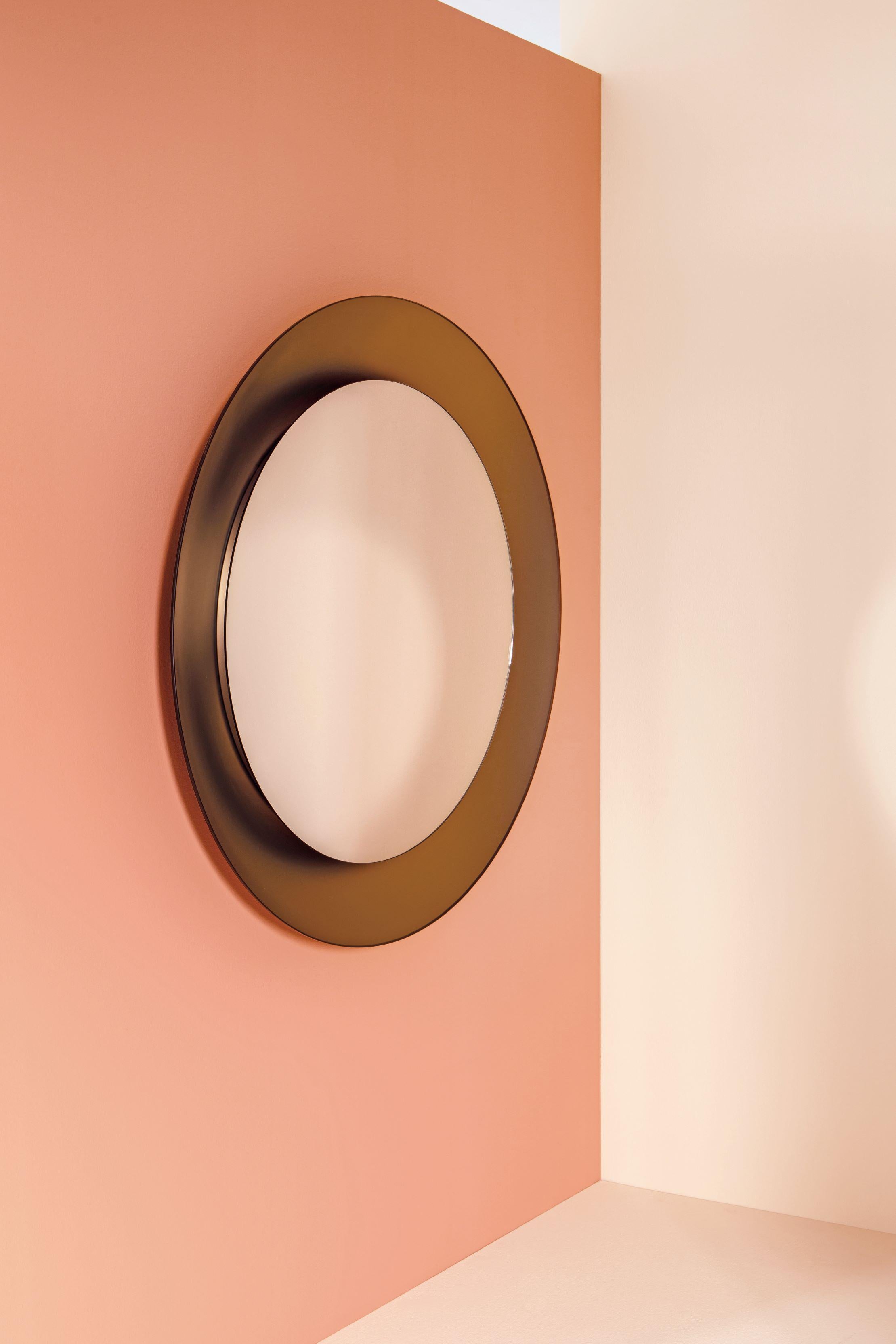 Miroir composé de deux éléments. Miroir central en verre plat, cadre de miroir concave incurvé
Autres dimensions disponibles : 120x120, 90x90, 80x80.
Verre extra-clair et coloré, argenture artisanale. 

