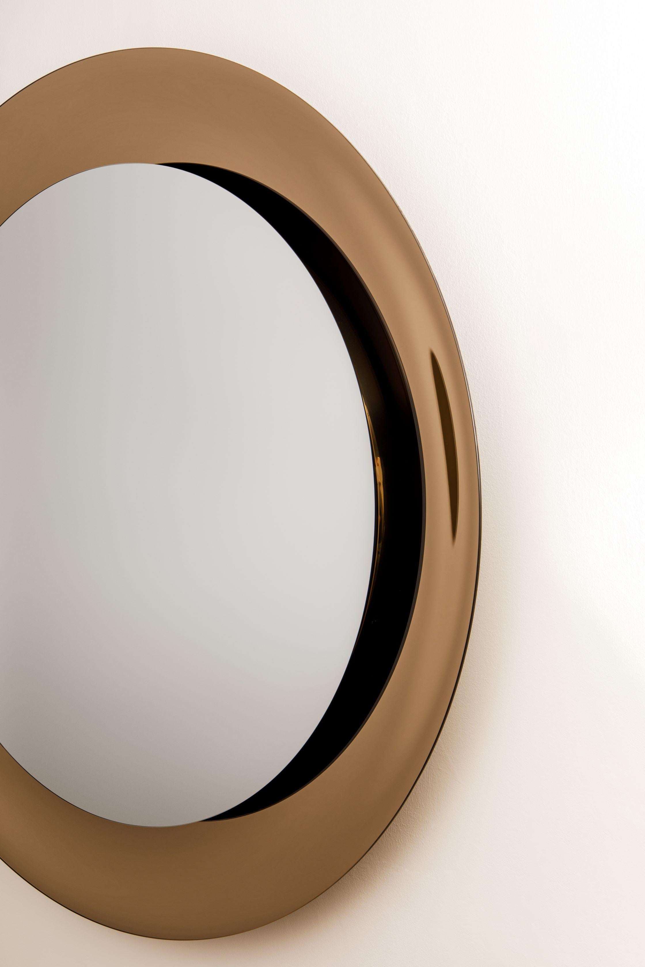 Miroir circulaire de 160 cm en verre extra-clair et coloré, argenté à la main.  Le miroir se compose de deux éléments, un miroir central en verre plat fumé et un cadre incurvé en miroir concave.  

Autres dimensions disponibles : 120x120, 90x90,