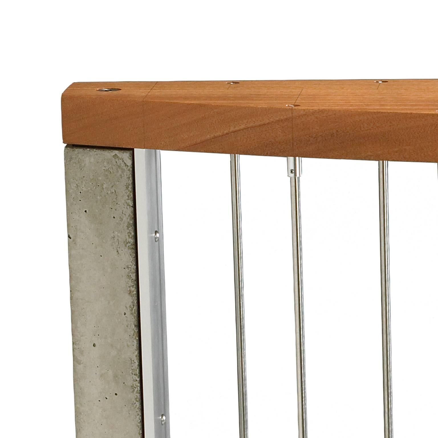 La table Callisto allie harmonieusement béton, acier inoxydable, aluminium et acajou. Les tiges verticales en acier inoxydable vibrent visuellement en créant une illusion de mouvement. Les extrémités sont un pilier de béton non traditionnel. Avec