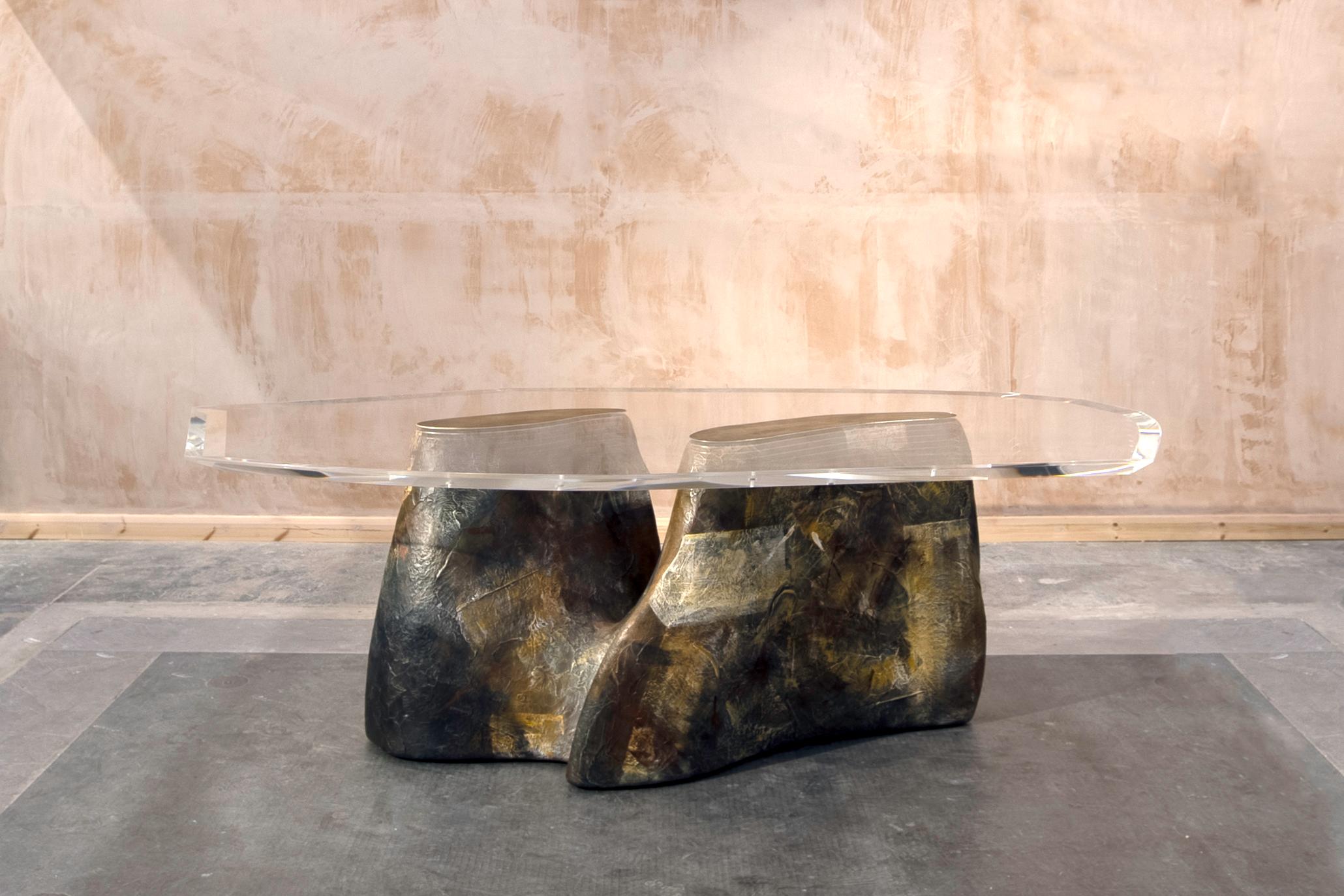 Mesa de comedor Callux by Three One Four Studio
Pieza única.
Dimensiones: P 120 x An 240 x Al 75 cm.
Materiales: Cartón reciclado para maquetas, fibra de vidrio, yeso, pintura, latón y acrílico.

Pedestal Callux acabado a mano en técnica mixta sobre
