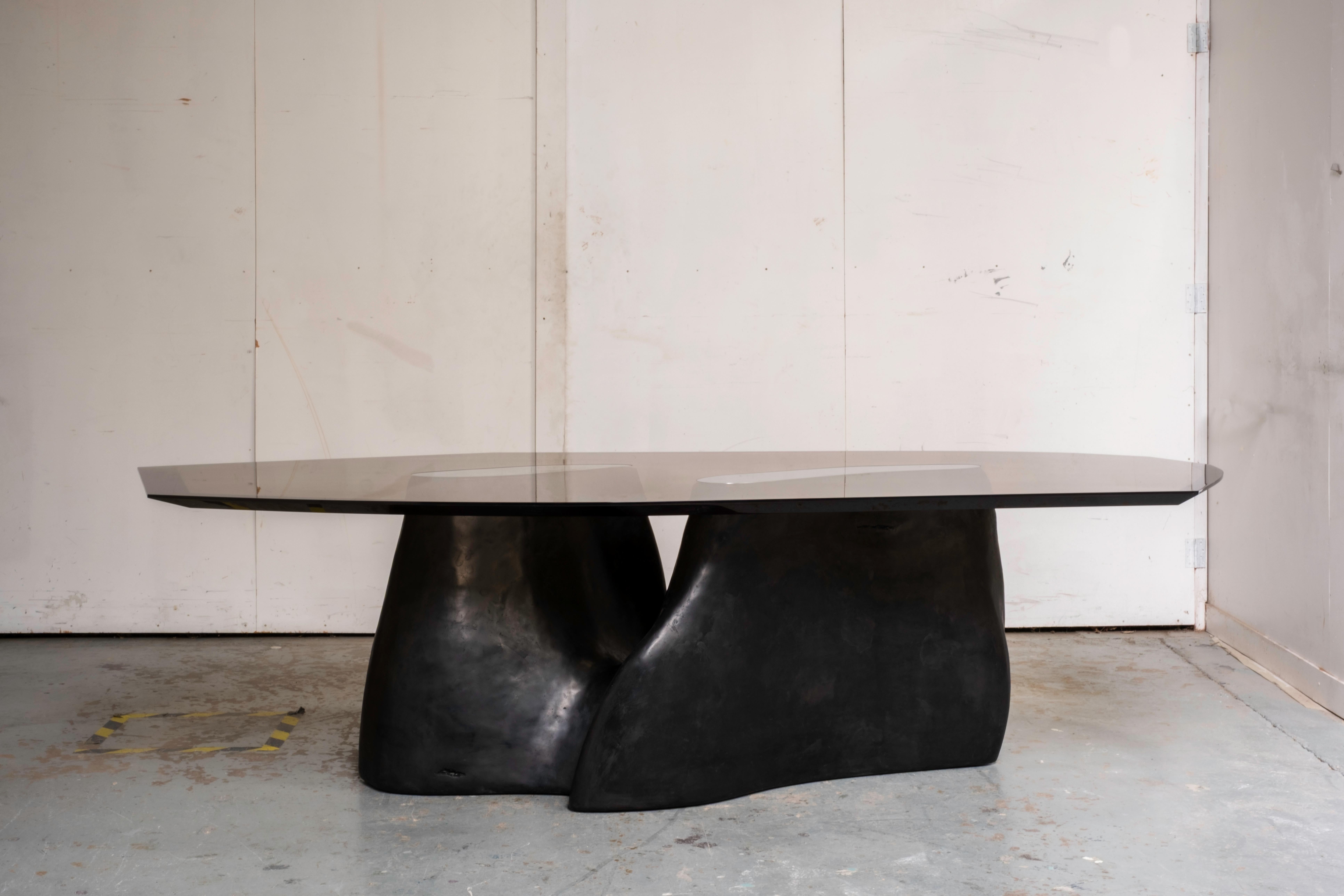 Table Callux en plâtre texturé et nickel antique par Three One Four Studio
Pièce unique.
Dimensions : D 130 x L 280 x H 75 cm.
MATERIAL : Plâtre texturé, résine et nickel.

THREE ONE FOUR studio est né de la relation symbiotique entre le designer de