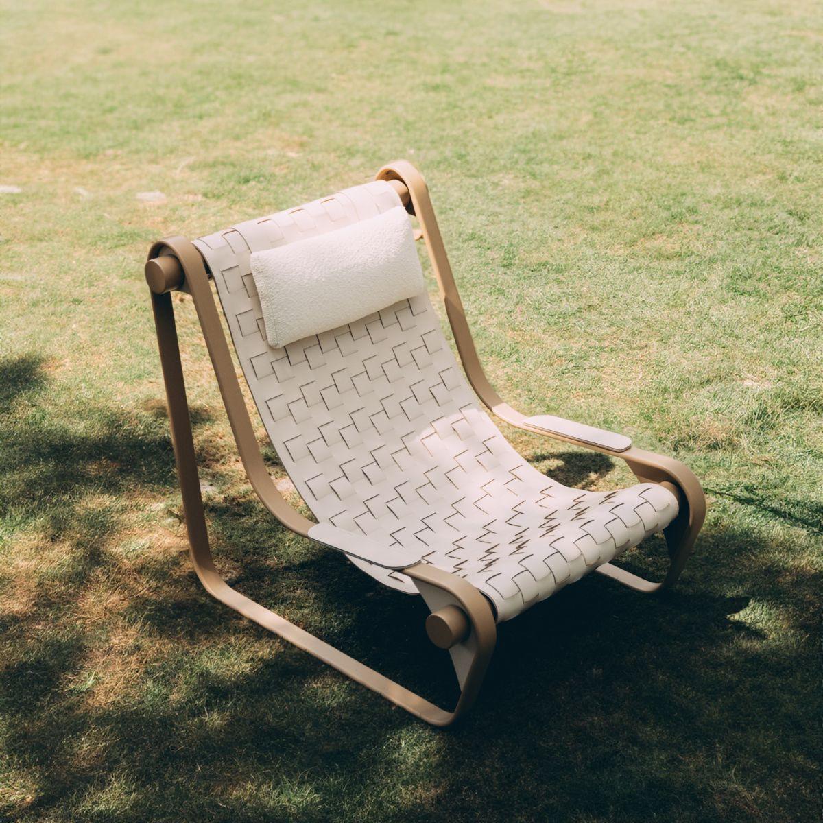 The Calma Deck Chair is a refined expression of retro elegance — a journey through sophistication and versatility. Conceived by designers Carlos and Caio from Basi.Co, the piece revisits the nostalgic charm of the classic beach chair, reinterpreting