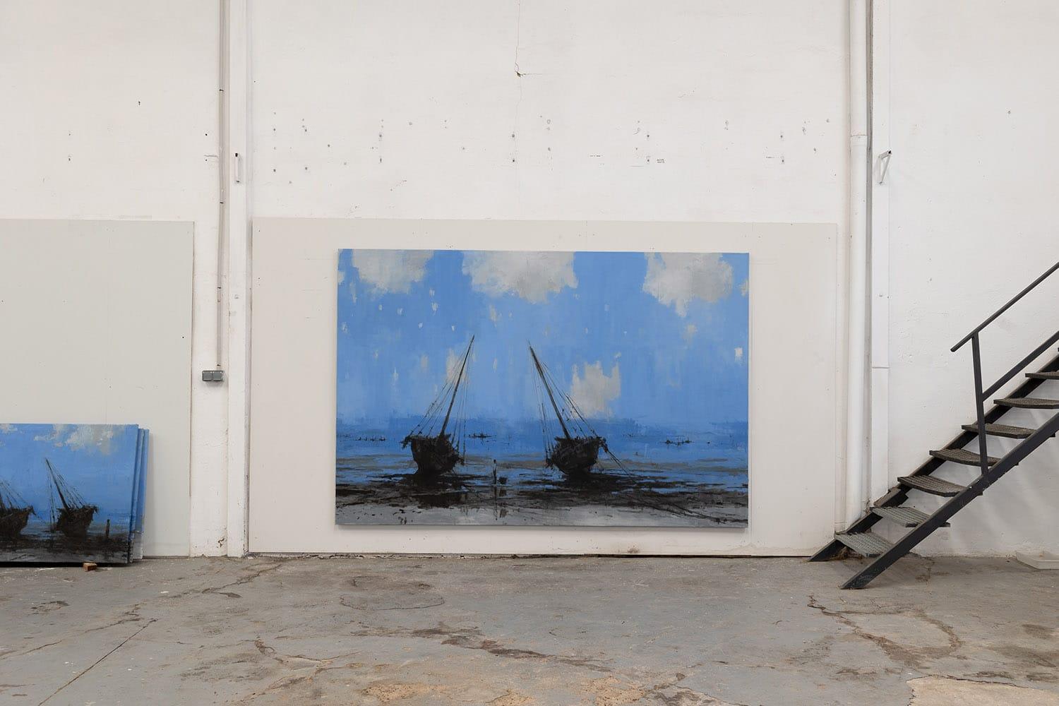 Bagamoyo par Calo Carratalá - Peinture de paysage marin, couleurs bleues, bateaux, bleu, noir en vente 2