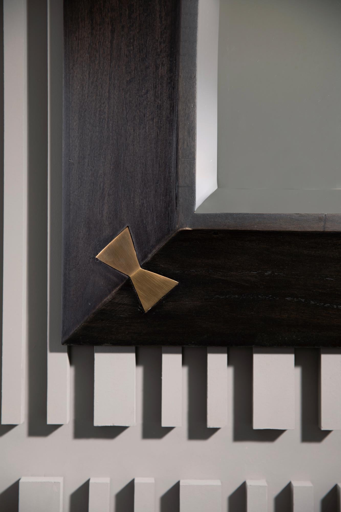 Calpini Mirror WMI42 - antique brass and sable mango wood Martillado en venta