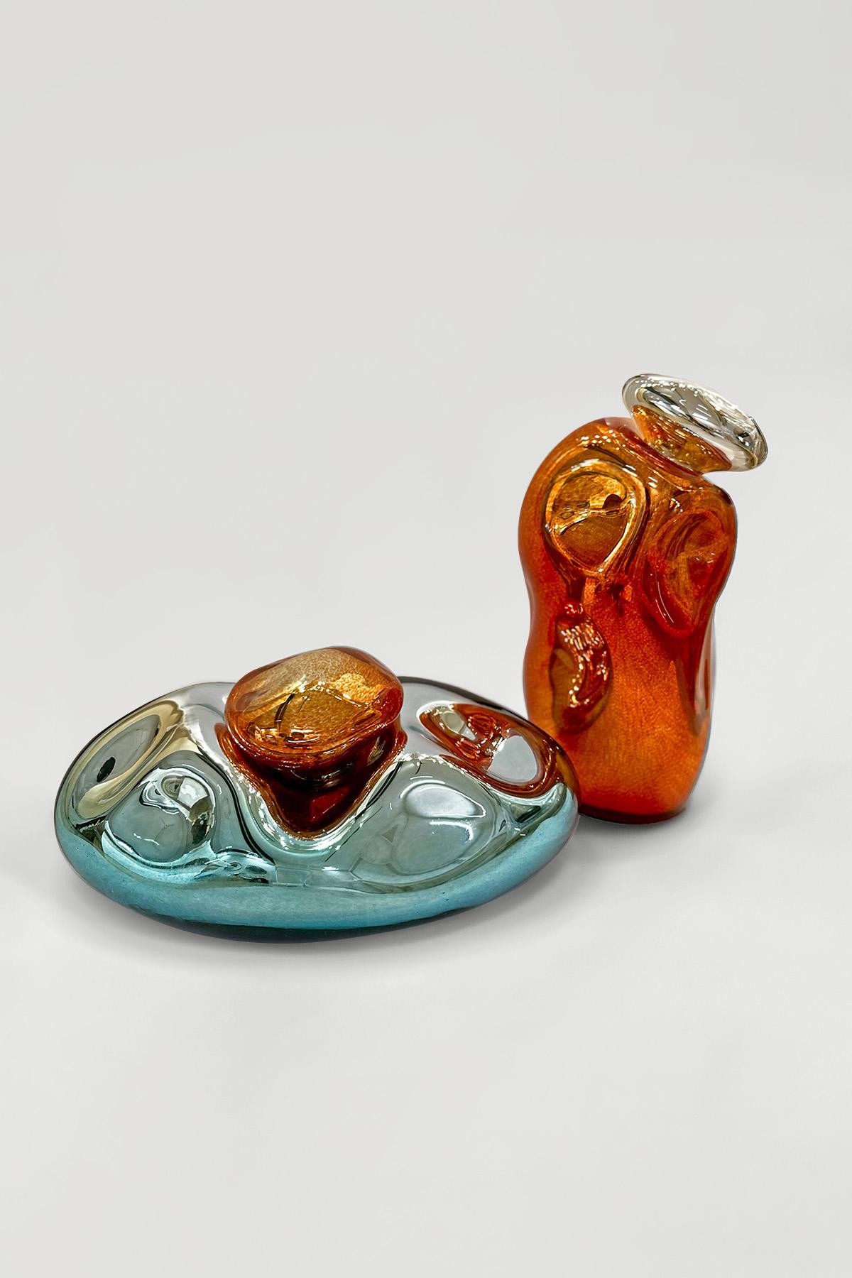Miroir argenté sculpté en verre soufflé à la main Calsilica I par Homa
Dimensions : L 48 x D&H 25 x H 25 cm
MATERIAL : Verre soufflé. Miroir argenté.

HOMA est un atelier de design contemporain basé à Istanbul. Les procédés caractéristiques de