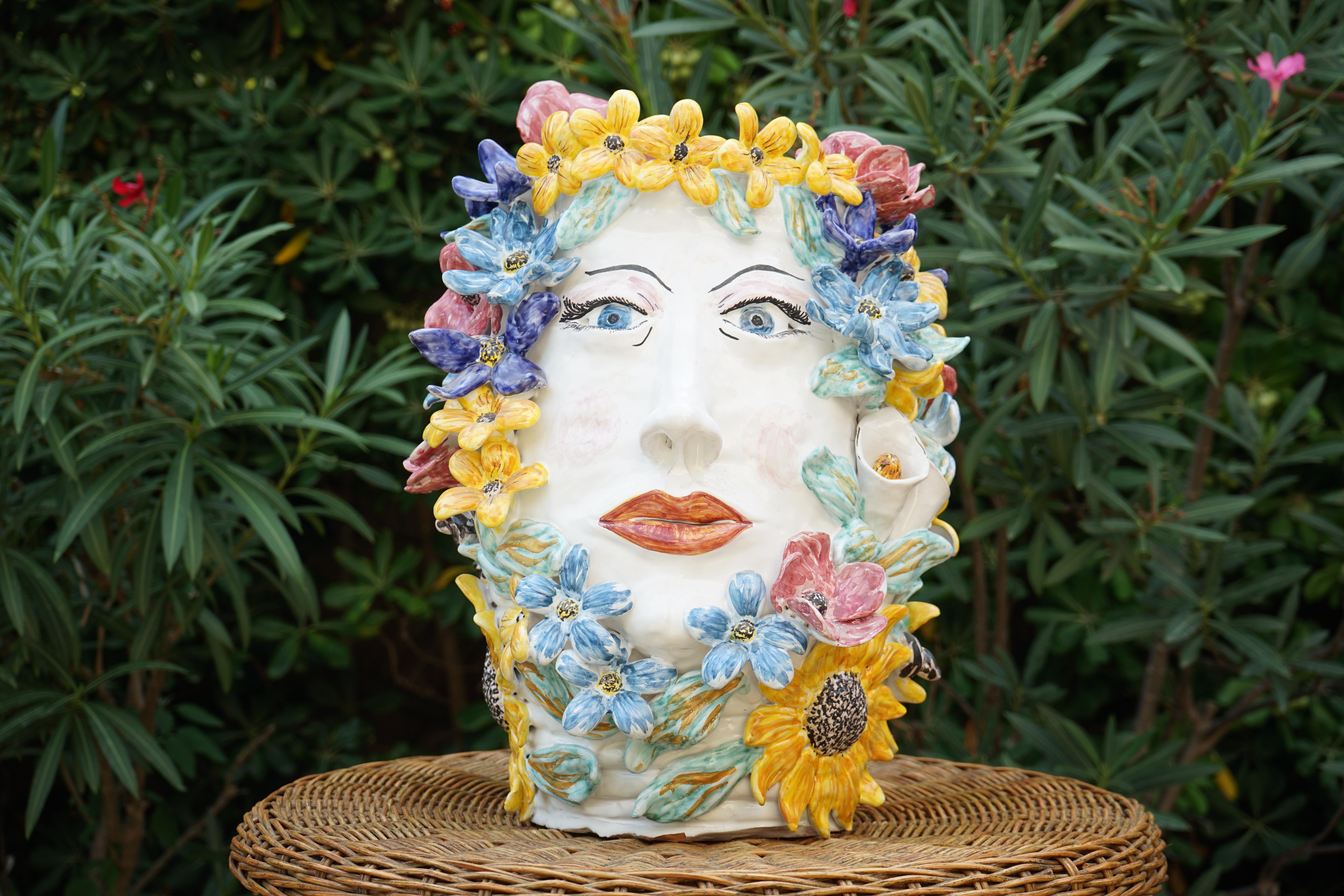 Große Skulptur Vase aus Keramik, vollständig handgefertigt, ein einzigartiges Beispiel für Superego Editions produziert.
Hergestellt in Caltagirone, Sizilien, Italien. Anthropomorphe Vase.

Biographie:
Superego editions wurde 2006 gegründet und