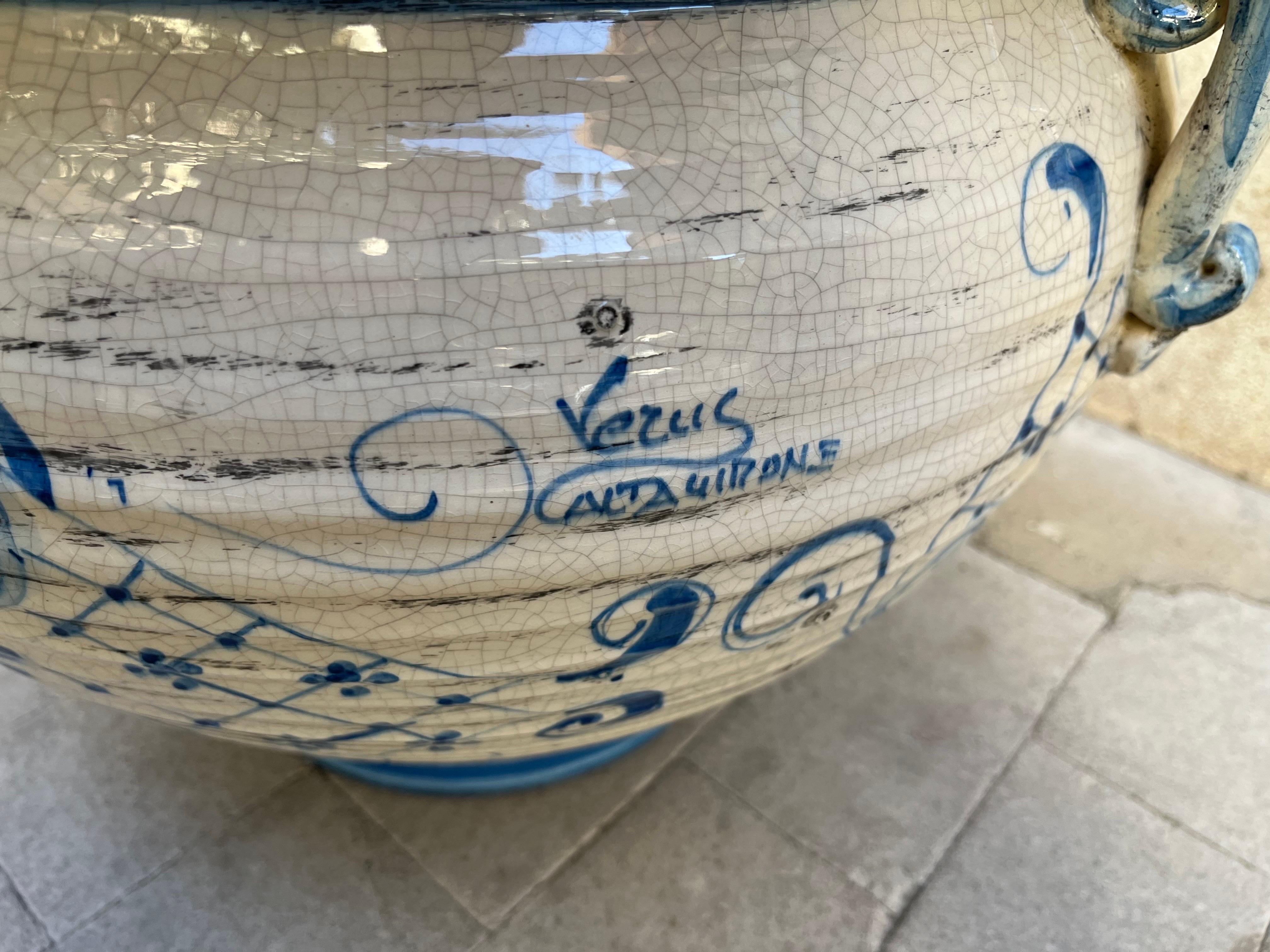 Caltagirone vase decorated by hand and signed 1980s 

Very nice and perfect condition 

Idea of Christmas gift 

Precious 

Measures 

Diameter cm 46 x cm 35 h.