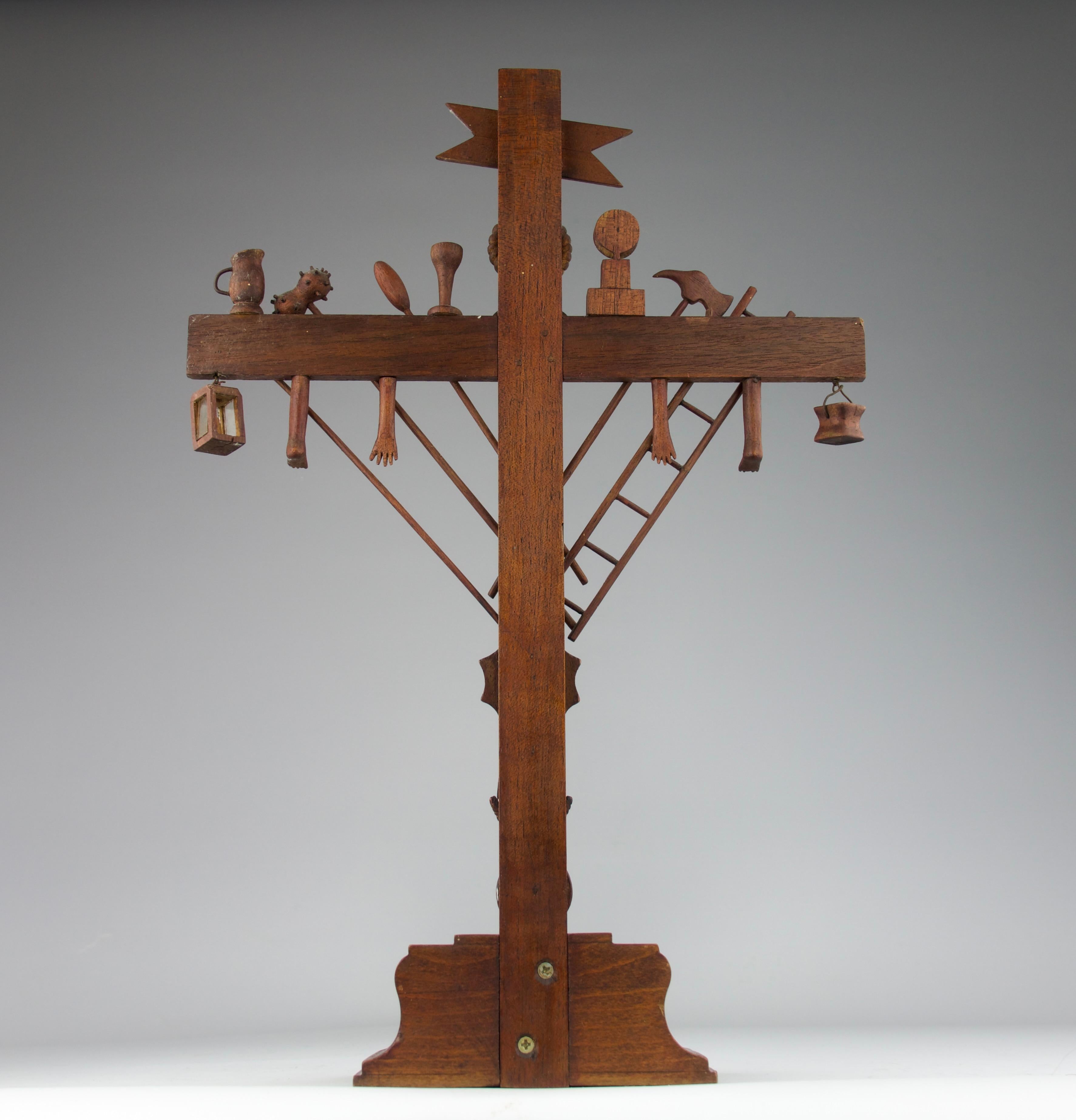 Arma Christi Calvary, Frankreich, 19. Jahrhundert (Holz) im Angebot