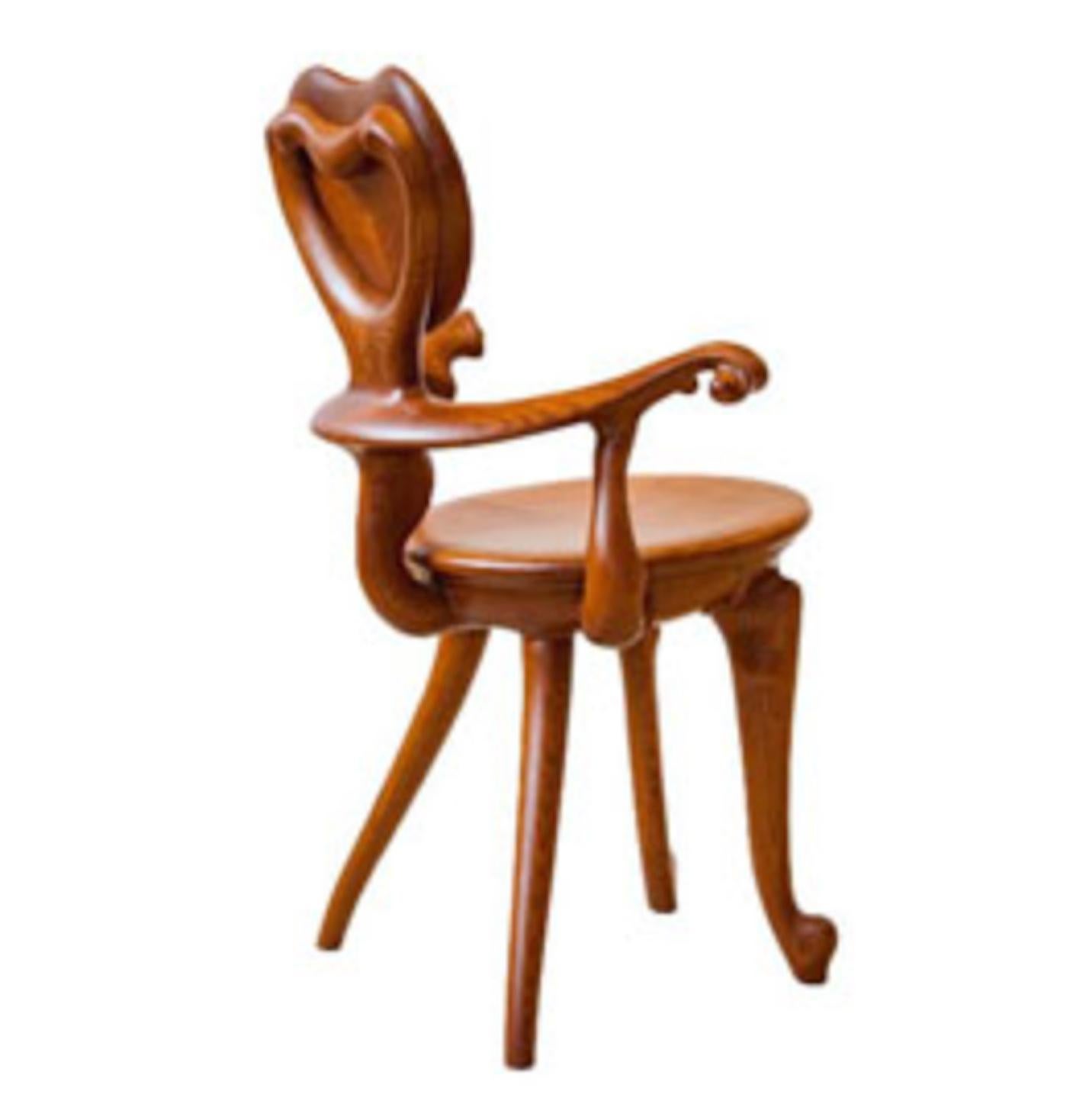 Le fauteuil Calvet est une reproduction exacte du fauteuil que le brillant architecte Antoni Gaudi a conçu en 1902 pour le bureau situé au rez-de-chaussée de la maison Calvet à Barcelone. Aujourd'hui, elle se trouve au musée Gaudi, à l'intérieur du