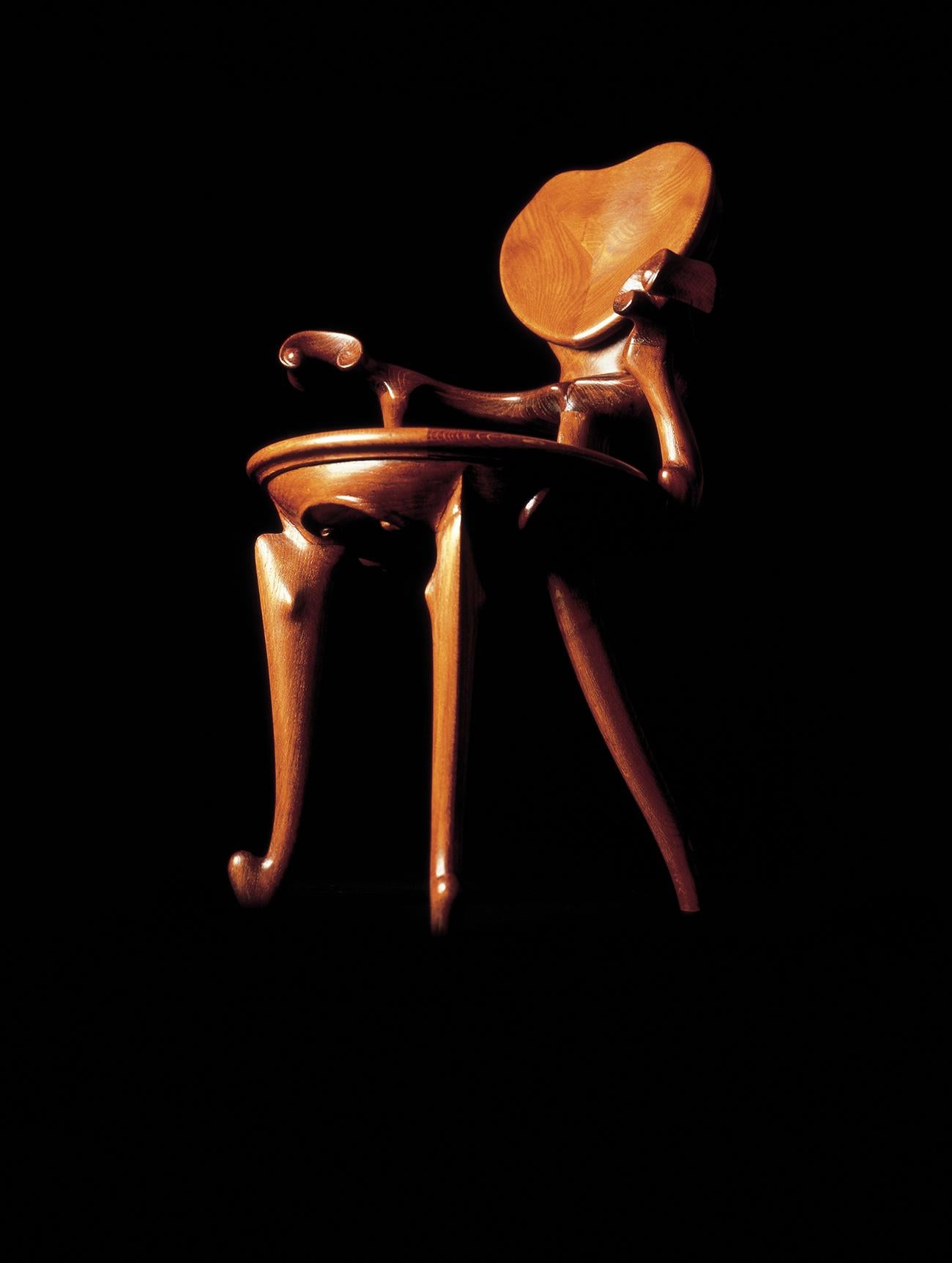 Fauteuil de coiffeuse Antoni Gaudi en bois en forme de cœur en vente 6