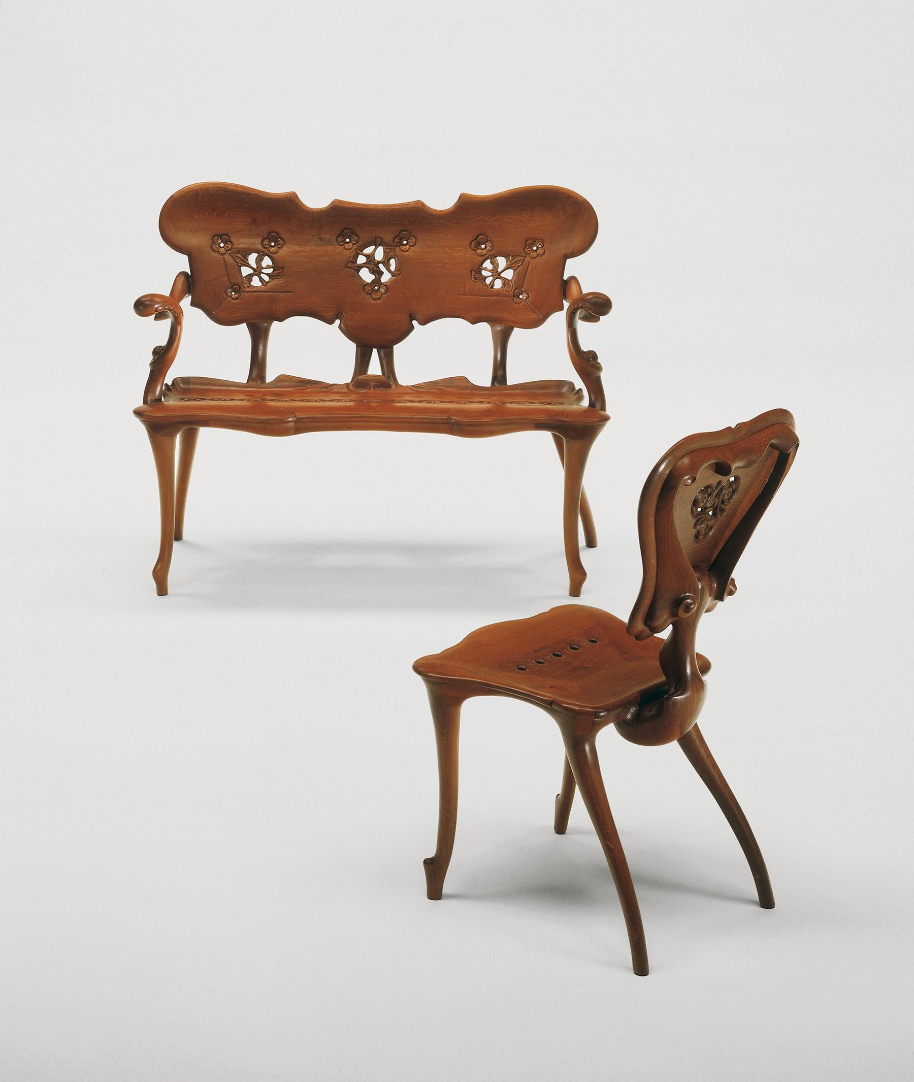 Oak Calvet chair in solid oak by Antoni Gaudí 20th century Spanish modernist design  For Sale