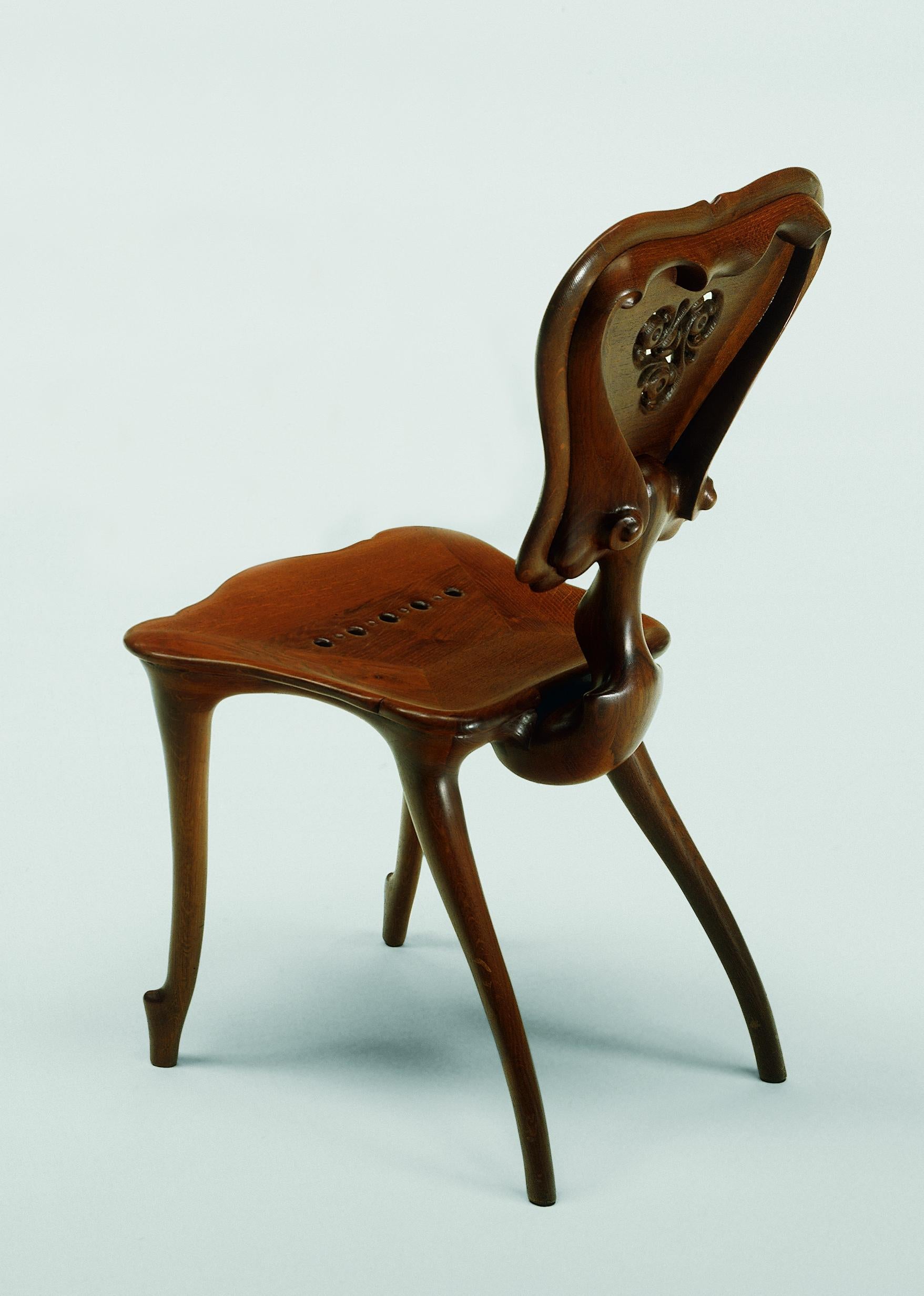 Varnished Calvet chair in solid oak by Antoni Gaudí 20th century Spanish modernist design  For Sale