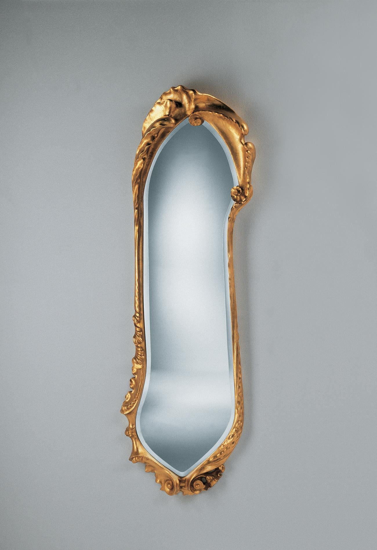 Goldener Calvet-Spiegel, Antonio Gaudí
1902
Abmessungen: 58 cm x H 195 cm
MATERIALIEN: Massive Eiche, lackiert oder mit feinem Blattgold aus Messing beschichtet


Antoni Gaudí (1852/1926) ist zweifelsohne der international bekannteste