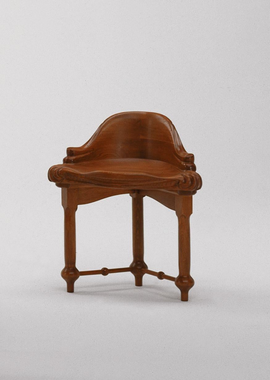 Calvet stool, Antonio Gaudí,
1902
Dimensions: 41 x 58 x 65 cm
Materials: solid varnished oak


Antoni Gaudí (1852/1926) is, without doubt, the most internationally well-known Spanish architect. But is not only his buildings and brilliant