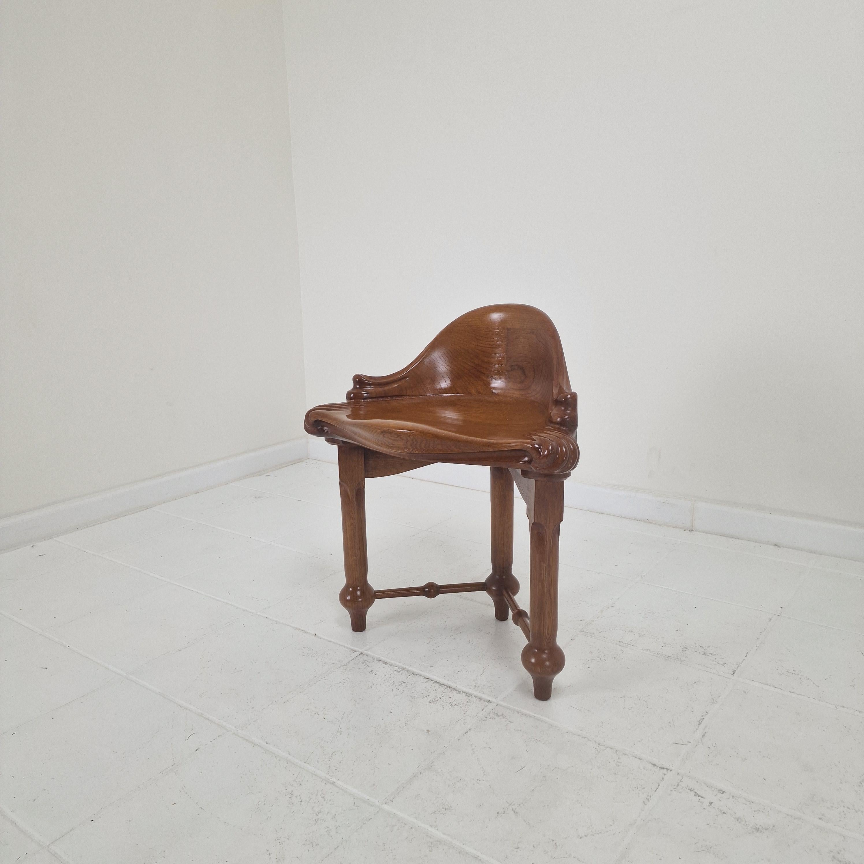 Ein wahres Meisterwerk des Designs: der Hocker Calvet des berühmten spanischen Architekten Antoni Gaudi. 
Dieser um 1970 von BD Design hergestellte Hocker ist ein Zeugnis für Gaudis ganzheitlichen Ansatz in Architektur und Design.

Der aus massiver,