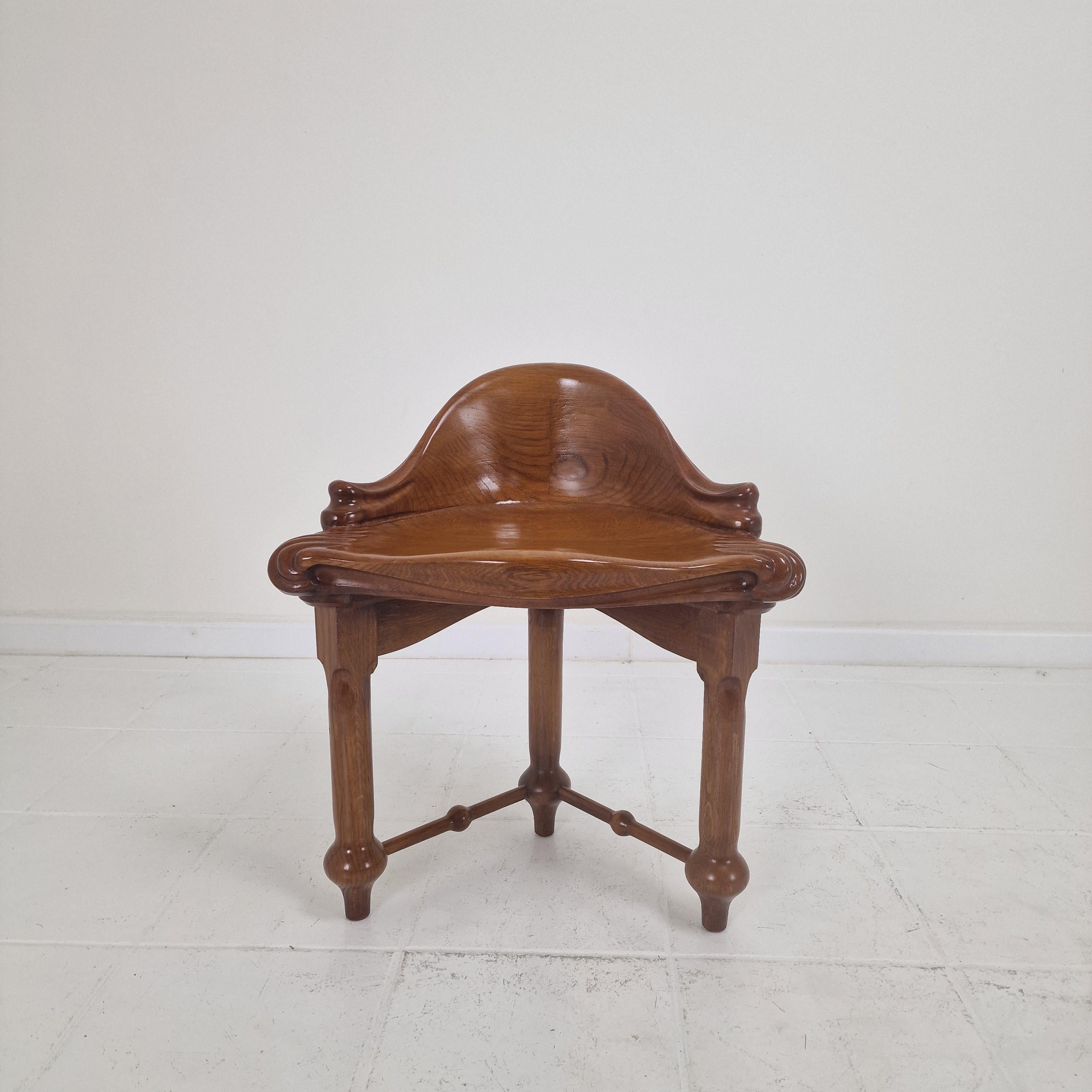 Calvet Hocker von Antoni Gaudí neu aufgelegt von BD Design (Handgefertigt) im Angebot