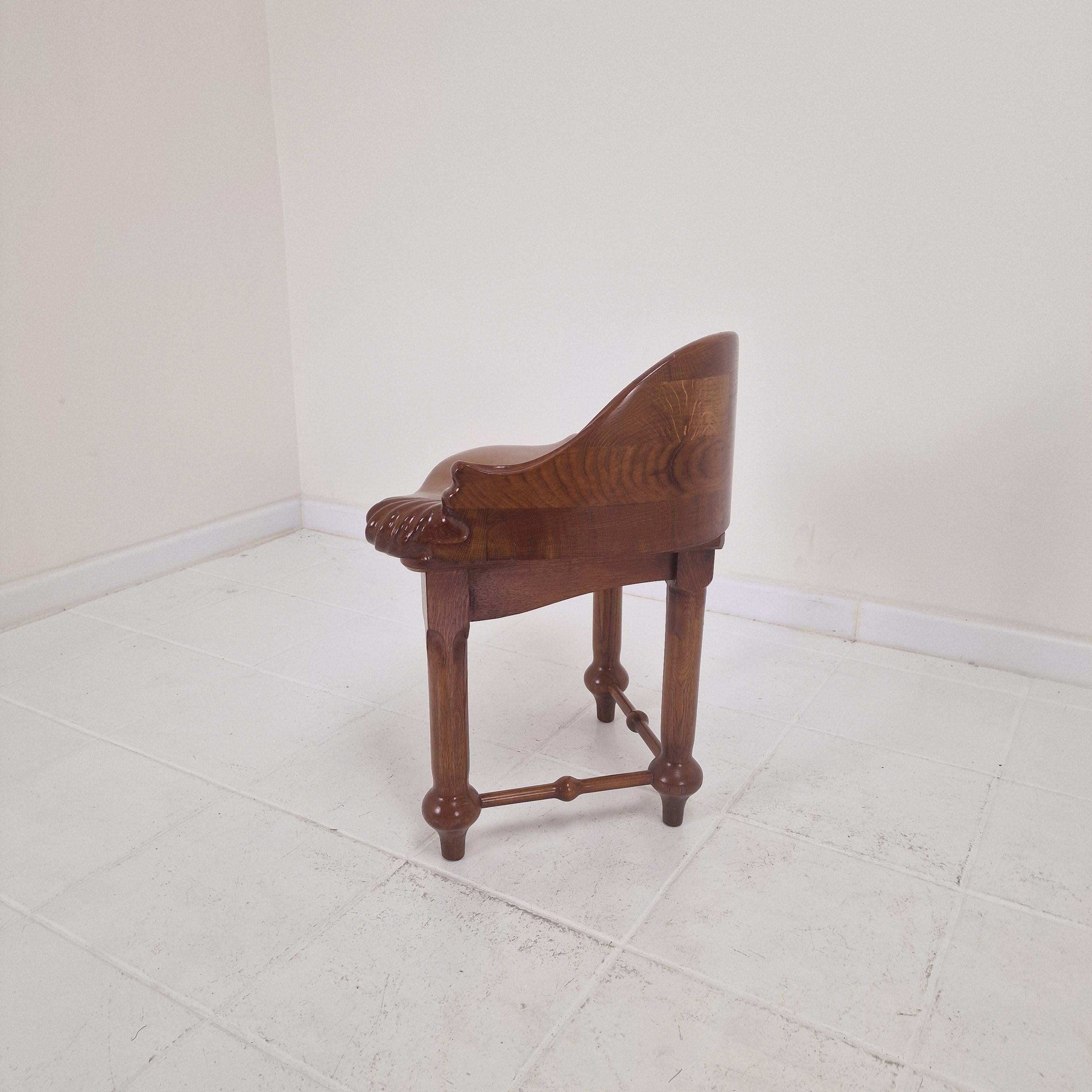 Calvet Hocker von Antoni Gaudí neu aufgelegt von BD Design (Eichenholz) im Angebot