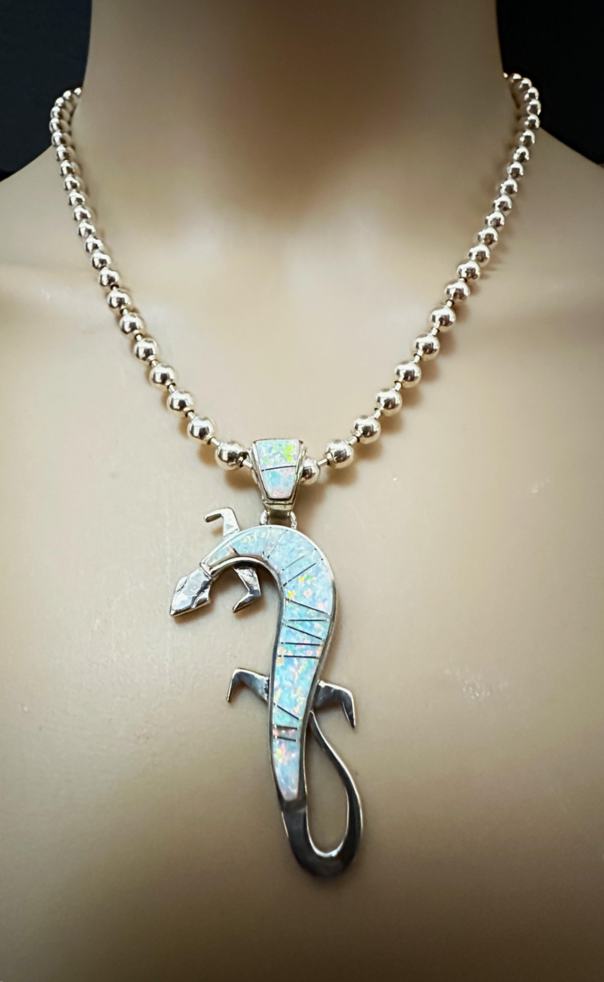 Art Déco Calvin Begay Collana con ciondolo a forma di geco in argento sterling con opale di fuoco e ghiaccio in vendita