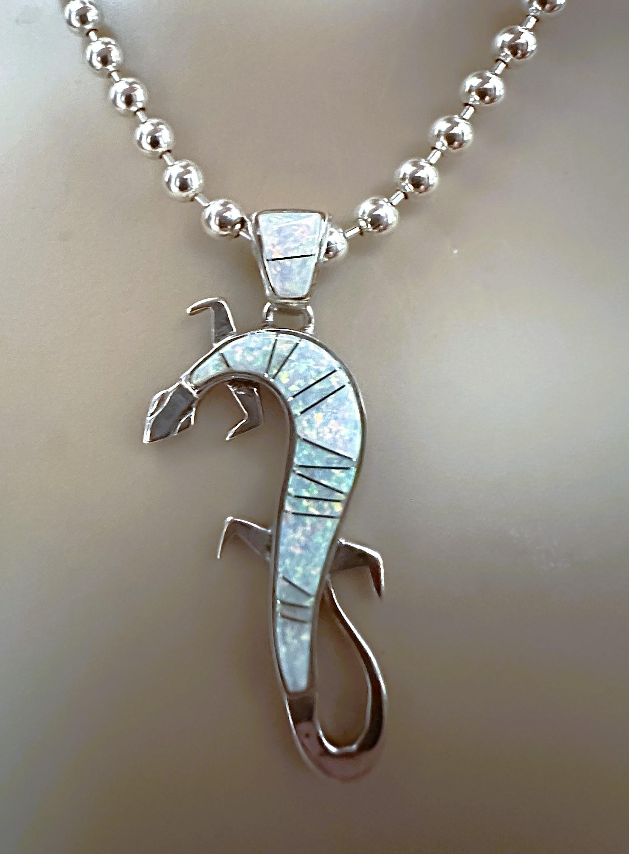 Calvin Begay Collana con ciondolo a forma di geco in argento sterling con opale di fuoco e ghiaccio In condizioni ottime in vendita a Eagan, MN