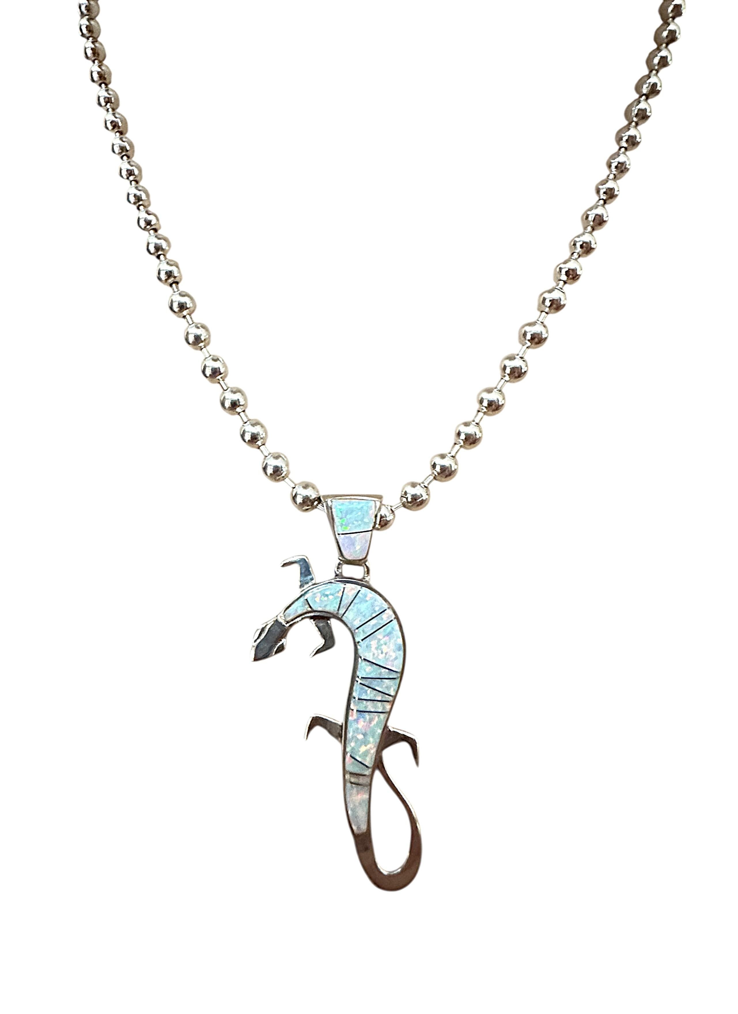Donna Calvin Begay Collana con ciondolo a forma di geco in argento sterling con opale di fuoco e ghiaccio in vendita