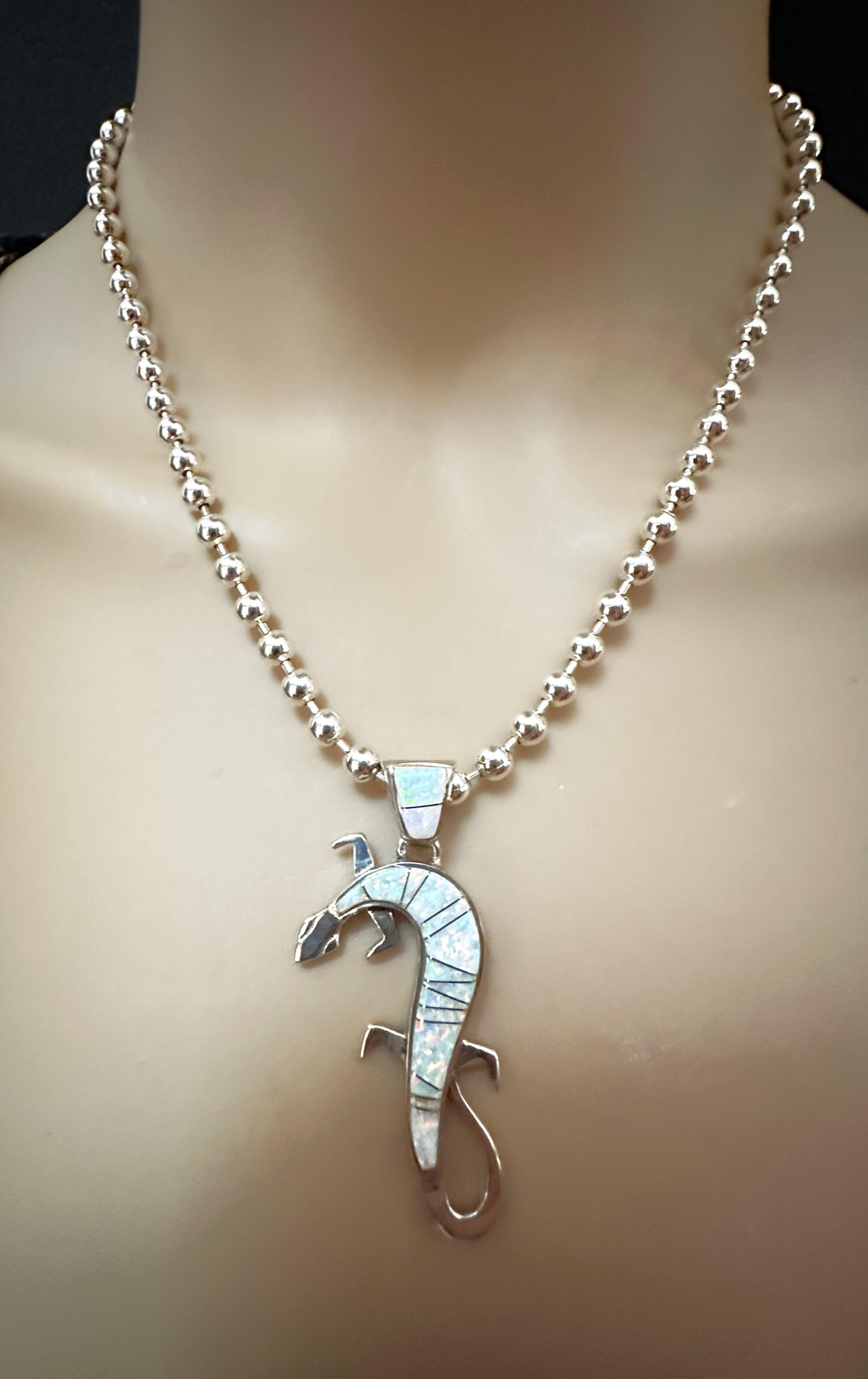 Calvin Begay Collana con ciondolo a forma di geco in argento sterling con opale di fuoco e ghiaccio in vendita 1