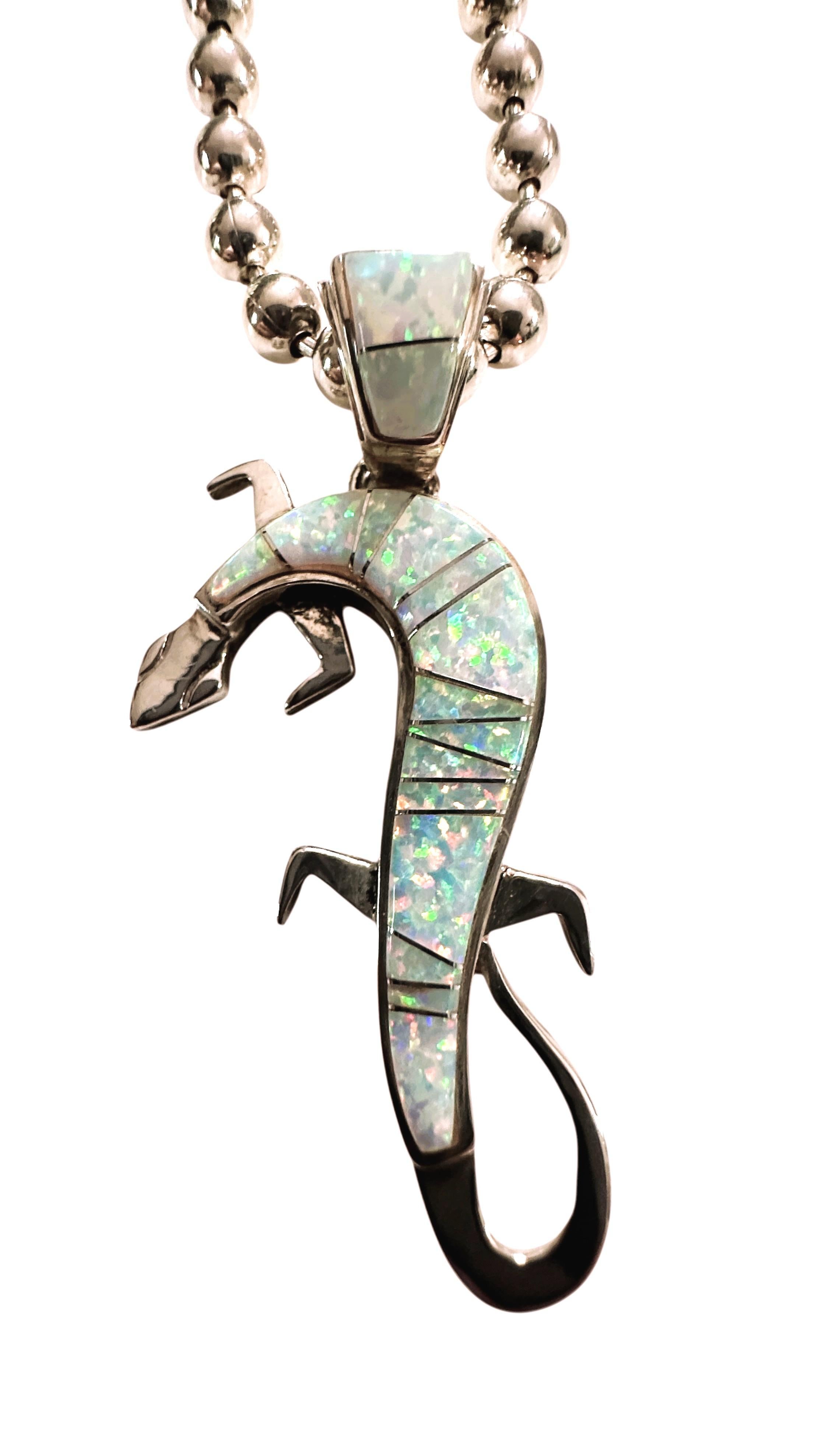 Calvin Begay Collana con ciondolo a forma di geco in argento sterling con opale di fuoco e ghiaccio in vendita 2