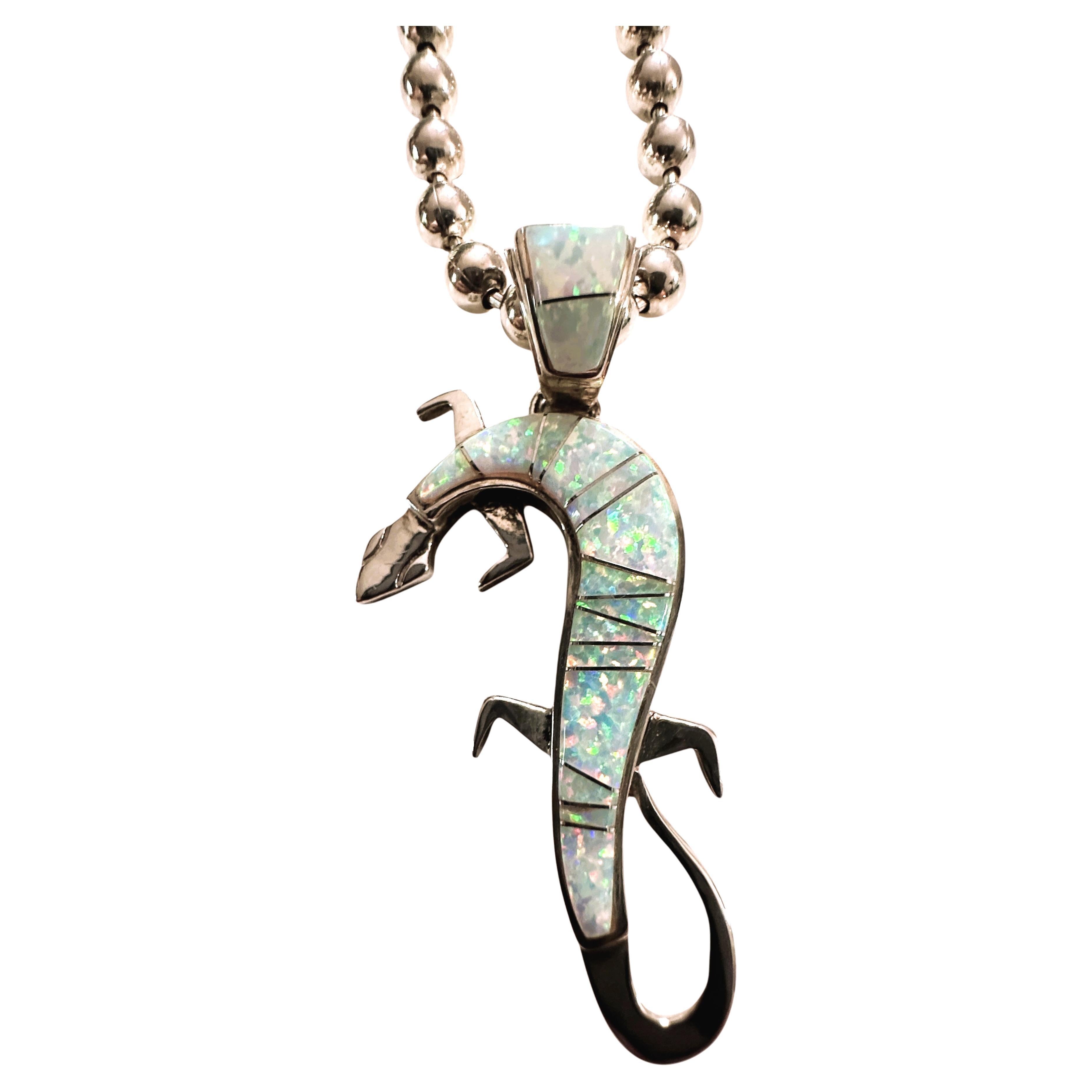 Calvin Begay Collana con ciondolo a forma di geco in argento sterling con opale di fuoco e ghiaccio in vendita