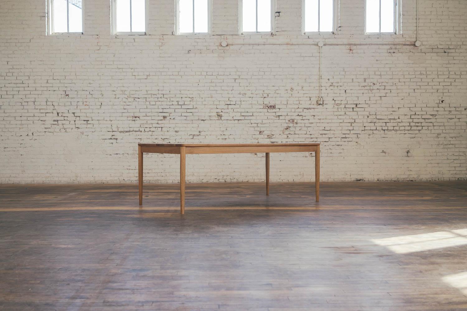 Américain Table familiale Calvin, table de salle à manger moderne et personnalisée en chêne blanc ou en noyer en vente