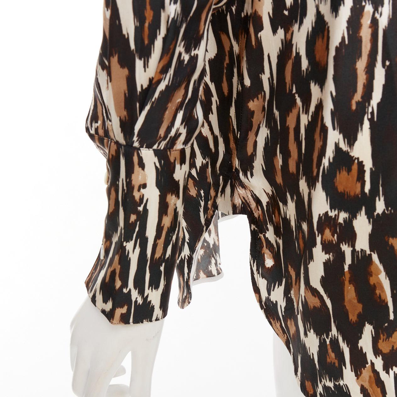 Calvin Klein 205W39NYC Raf Simons 100% seta marrone nero stampa leopardo US0 XS
Riferimento: SNKO/A00600
Marchio: A. Klein
Designer: A. Simon
Materiale: Seta
Colore: Marrone, Crema
Modello: Leopardo
Chiusura: bottone
Dettagli extra: Camicia con