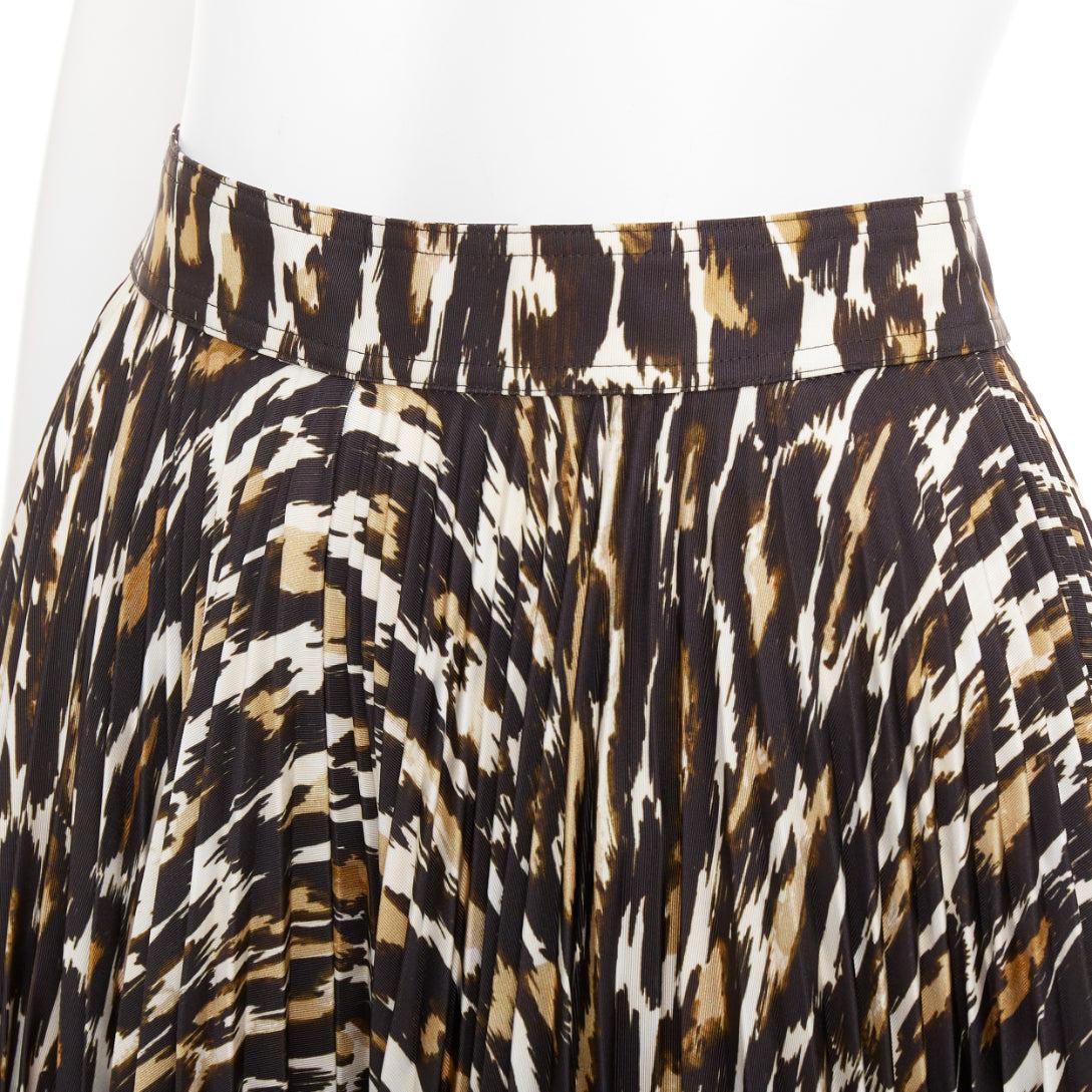 CALVIN KLEIN 205W39NYC Raf Simons Brauner Faltenrock mit Leopardenmuster US0 XS
Referenz: SNKO/A00586
Marke: Calvin Klein
Designer: Raf Simons
Collection: 205W39NYC
MATERIAL: Polyester
Farbe: Braun
Muster: Leopard
Verschluss: