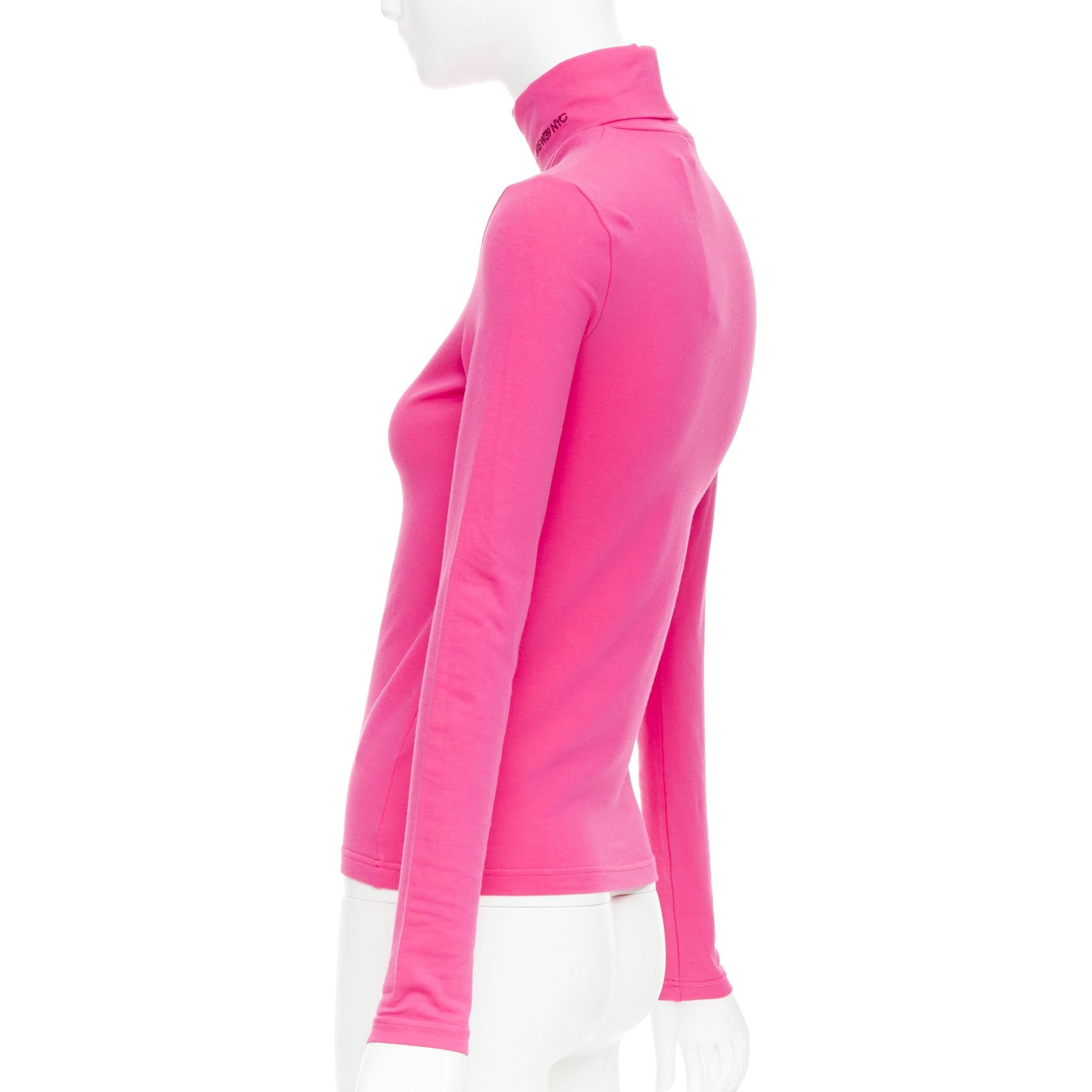 Calvin Klein 205W39NYC Dolcevita a manica lunga ricamato con logo in rosa superfine I.L.A. in vendita 1