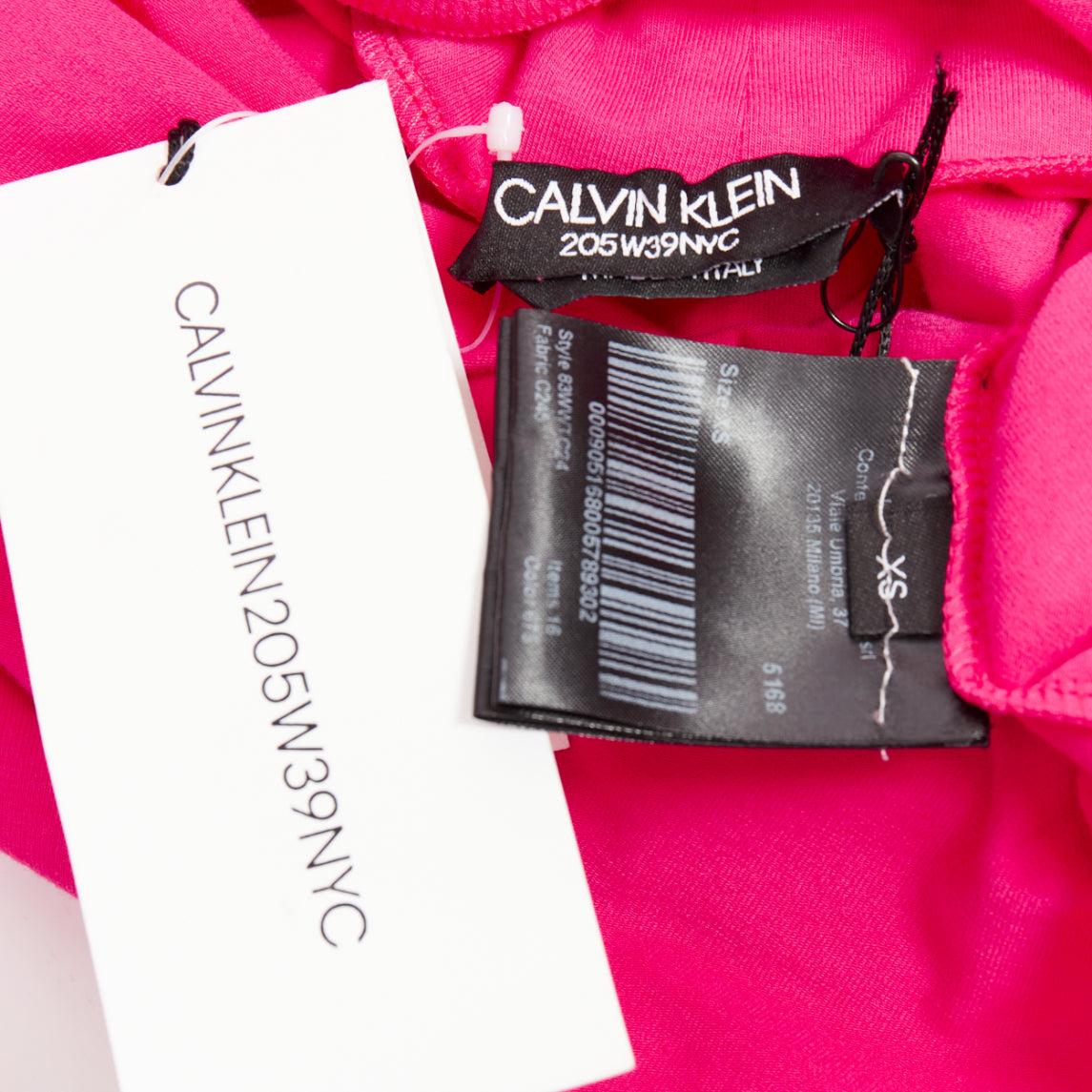 Calvin Klein 205W39NYC Dolcevita a manica lunga ricamato con logo in rosa superfine I.L.A. in vendita 3