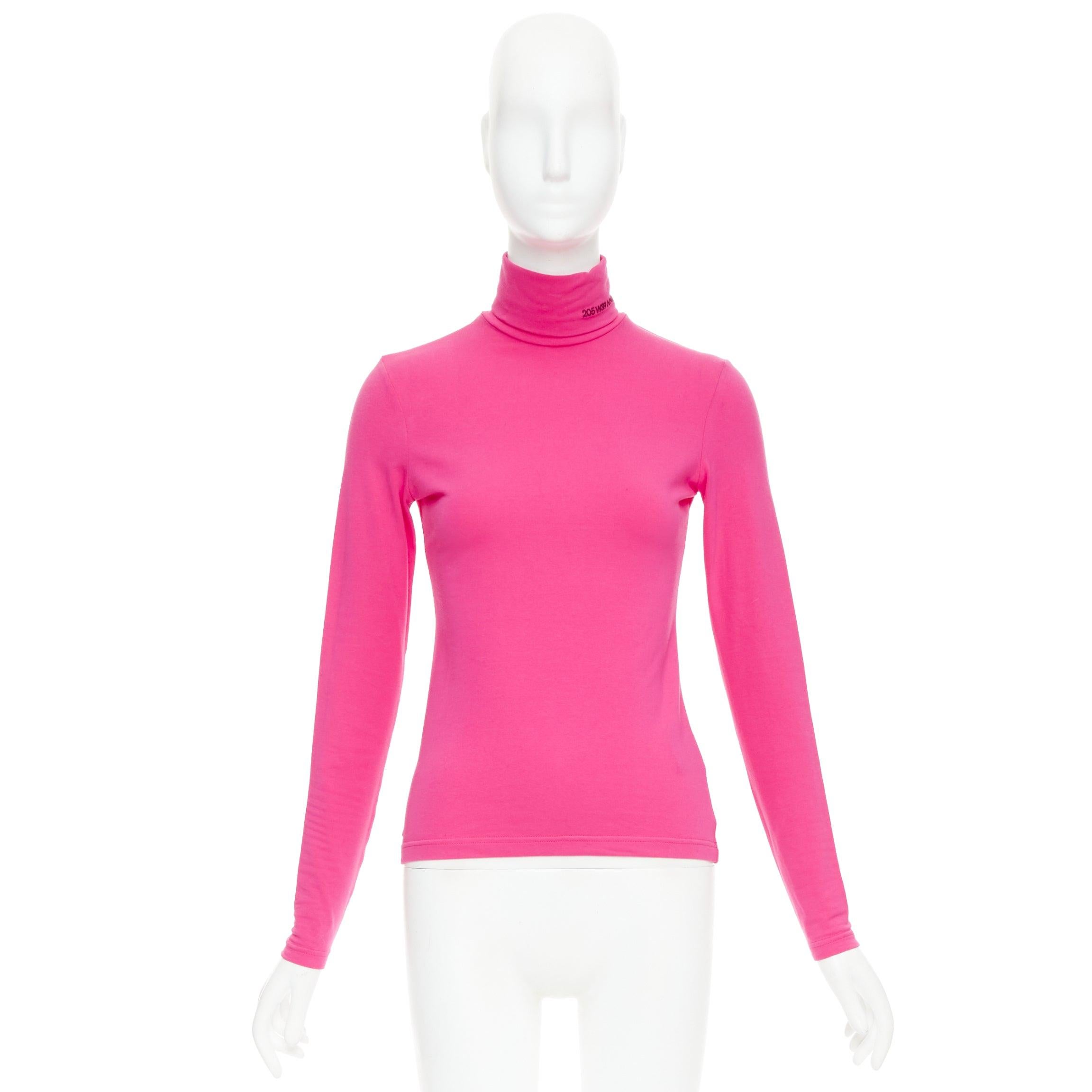 Calvin Klein 205W39NYC Dolcevita a manica lunga ricamato con logo in rosa superfine I.L.A. in vendita 4