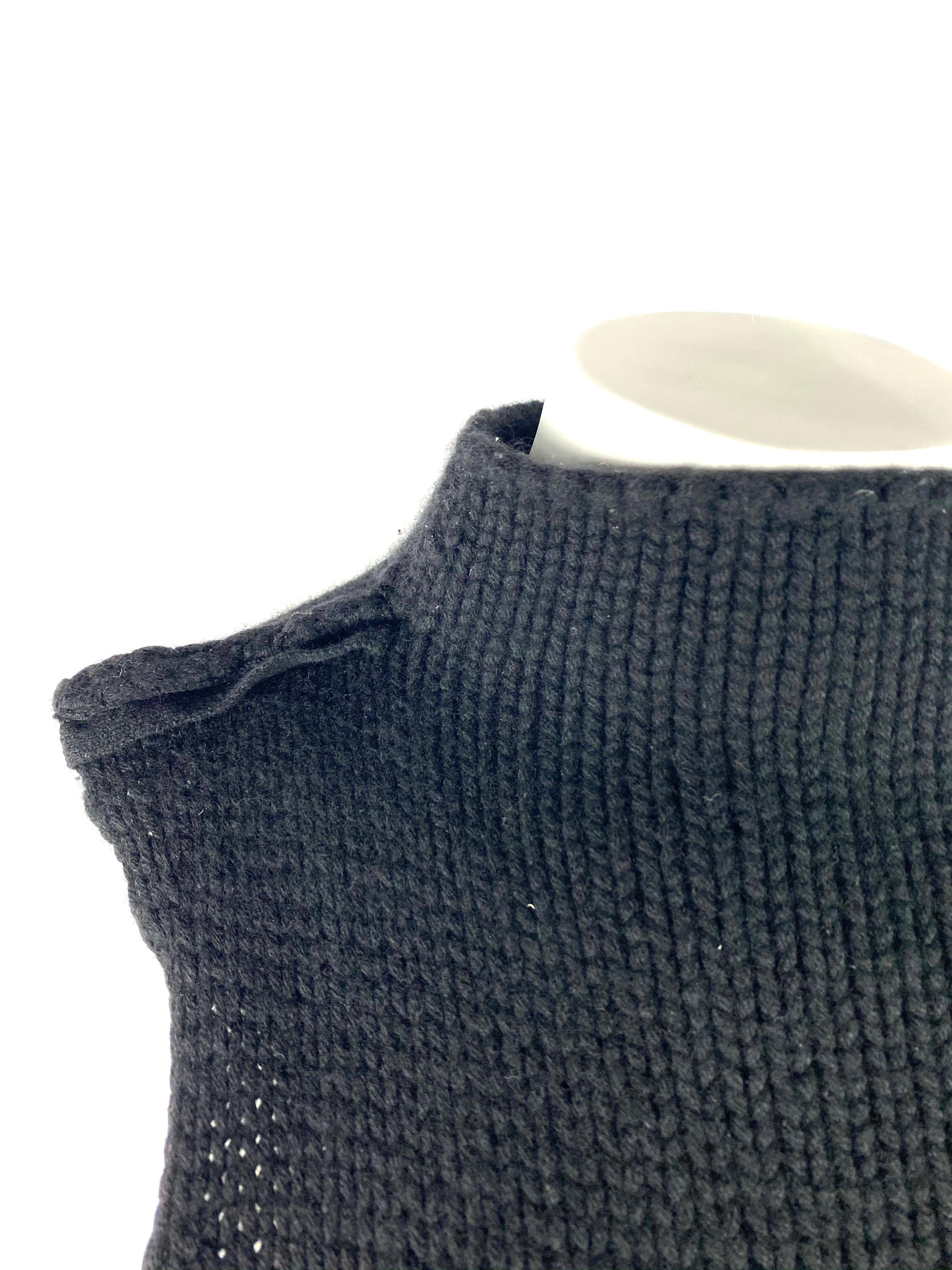 Détails du produit :

Un gilet sans manches, à col roulé, en laine et cachemire mélangés, conçu par Calvin Klein.
Les étiquettes sont manquantes.
Taille estimée par les mesures.