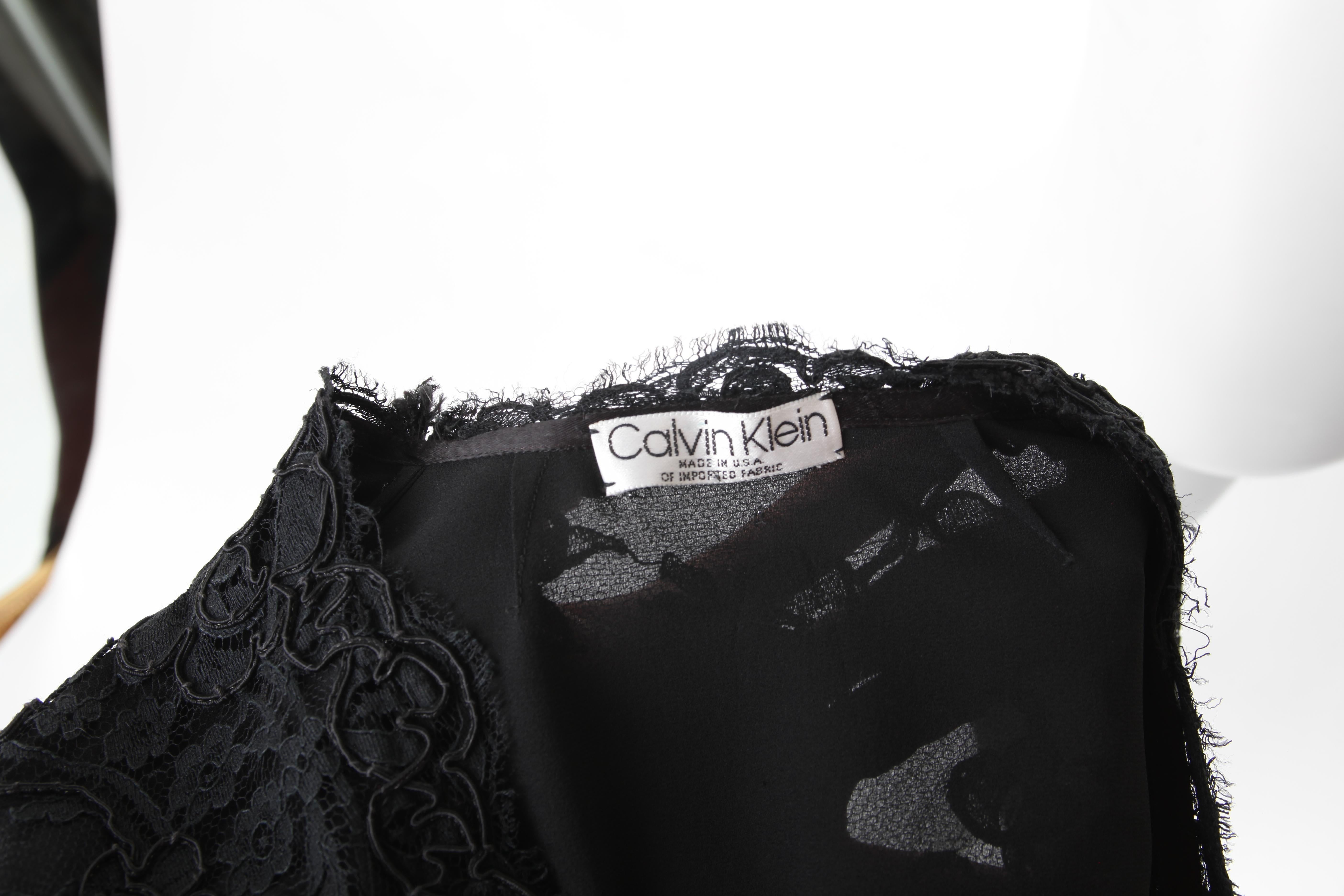 Calvin Klein: schwarzes Spitzen-Cocktailkleid, ca. 1990er Jahre. Damen im Angebot