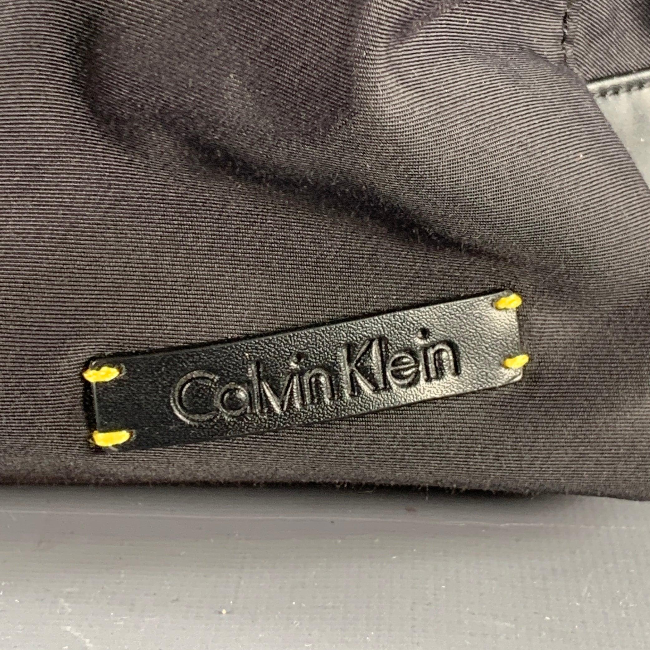 Mochila CALVIN KLEIN
en nylon negro con detalles de piel, con un espacioso compartimento interior con bolsillo acolchado para dispositivos, correas ajustables y cierre de cremallera.Muy buen estado de segunda mano. 

Medidas: 
  Largo: 12 pulgadas