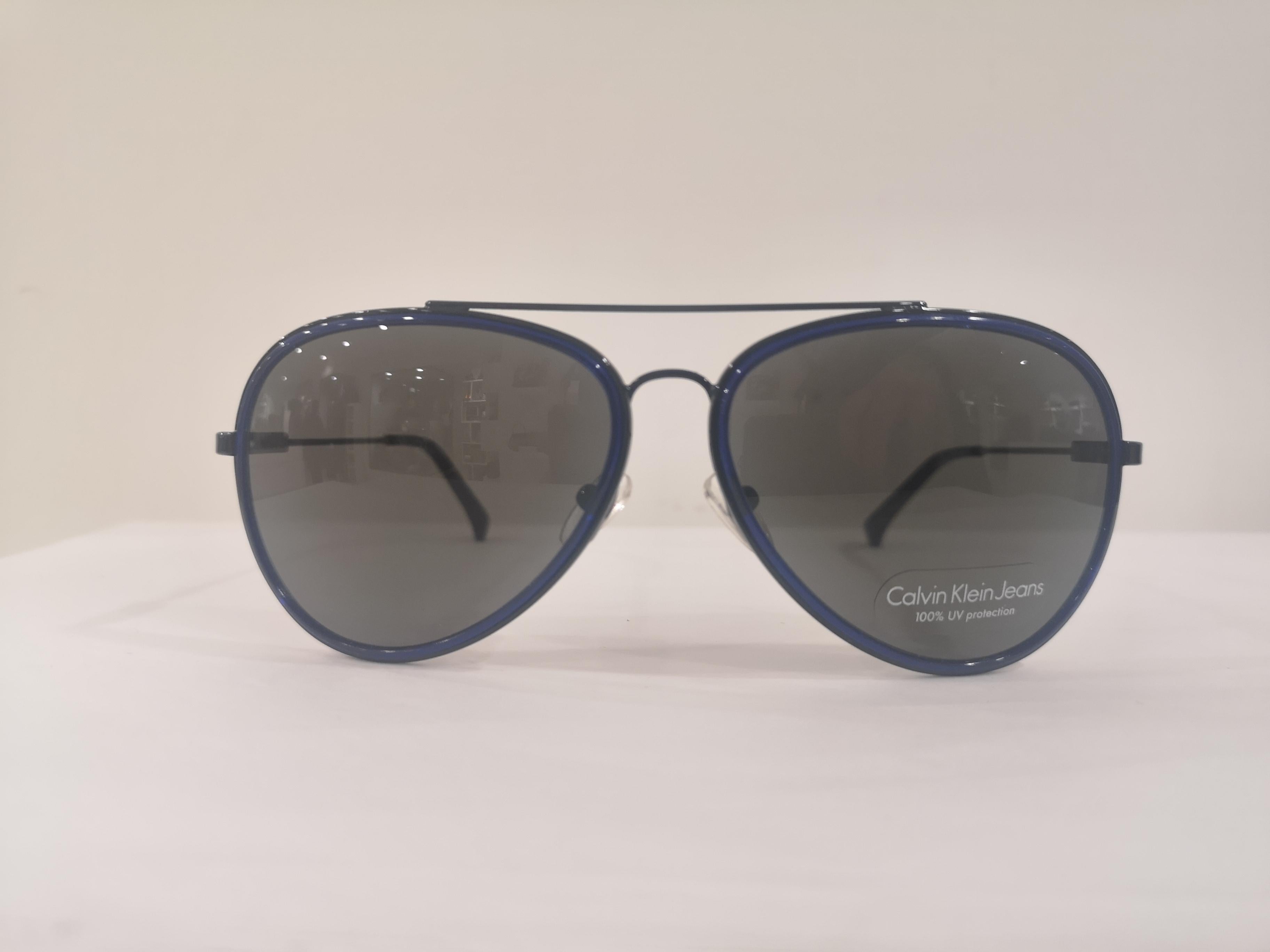Calvin Klein sunglasses NWOT

Blue colour