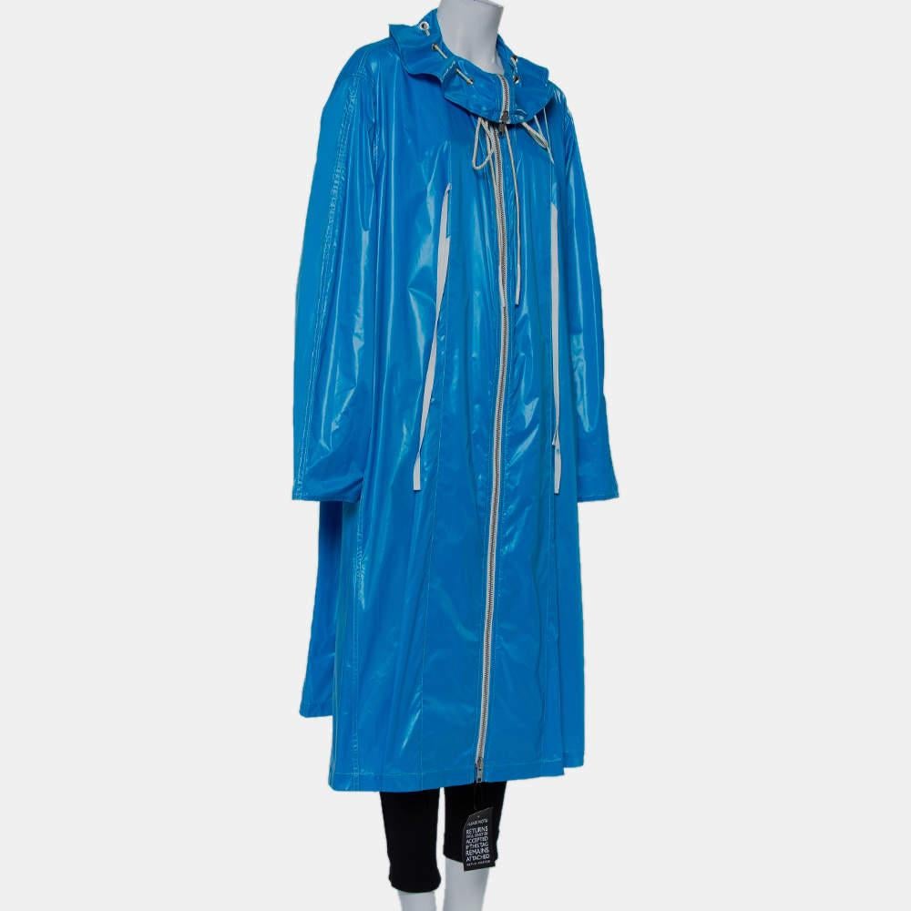 This rain overcoat comes in Calvin Klein's signature luxe design. It is made from nylon fabric and designed in an oversized silhouette. The stylish and functional coat has a zip closure, a drawstring neckline, and an eye-catching blue hue. Grab it