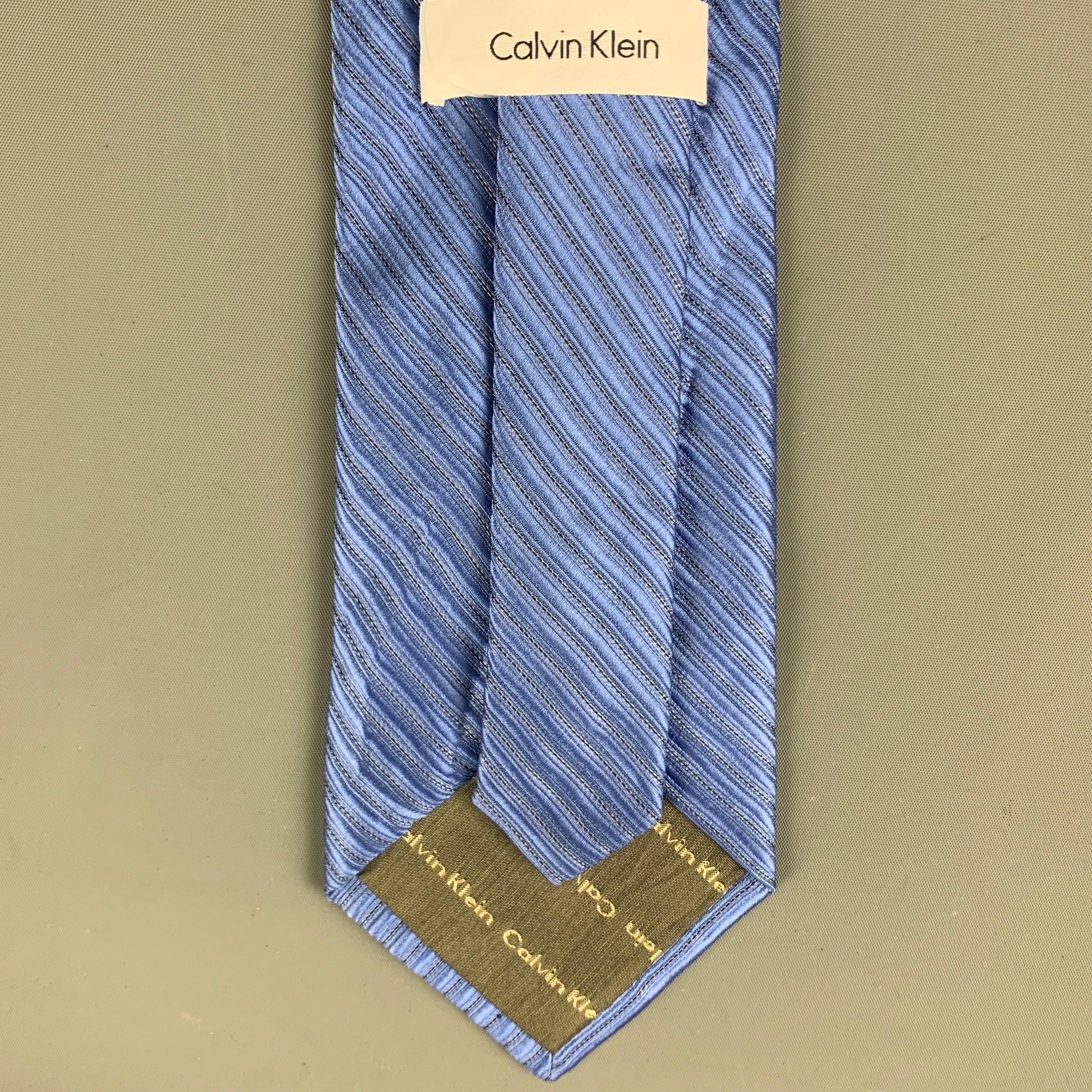 CALVIN KLEIN Cravate en soie texturée bleue en vente 1