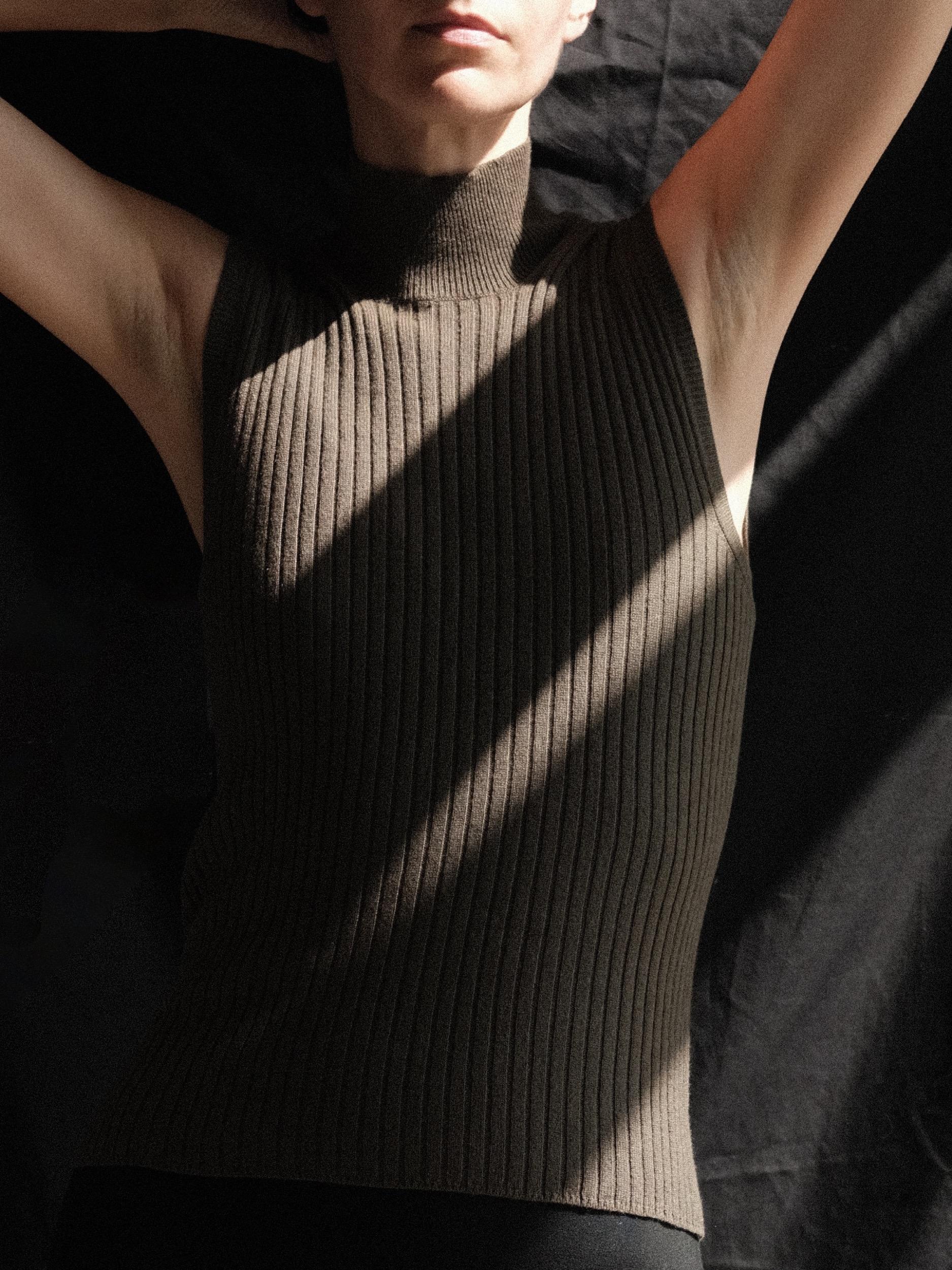 1990's Calvin Klein Collection Cashmere Sleeveless Turtleneck Sweater
Luxurious basic, so soft and great to wear
Pullover
Ribbed knit
Soft stretch
Soft brown
Size Small
Flat Measurements
Shoulder 12 inches
Bust 15 inches
Length 22 inches
100%