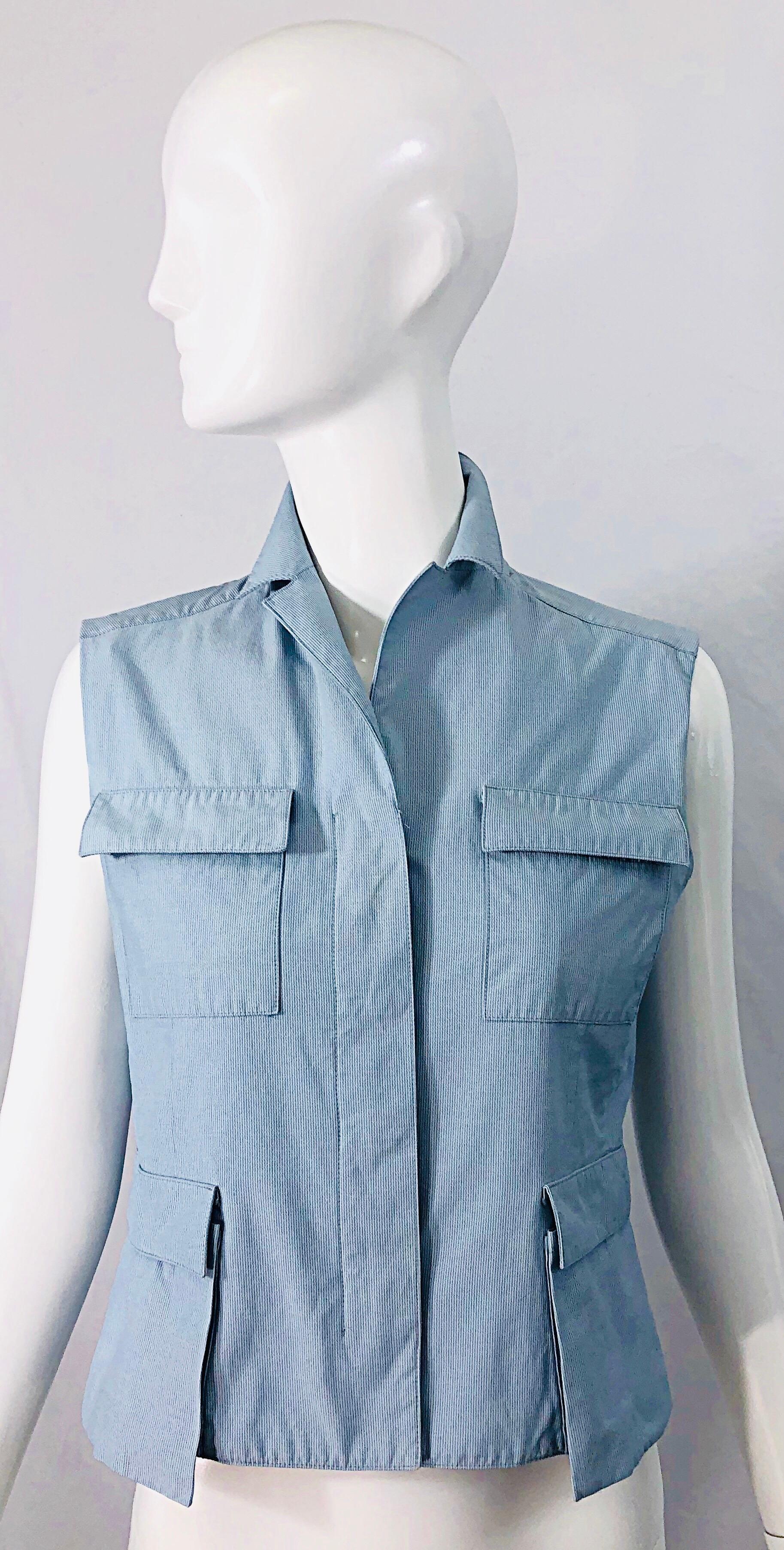 Classic CALVIN KLEIN COLLECTION for BERGDORF GOODMAN Size 8 seersucker utility vest top ! Features a thin seersucker print in blue and white. Hidden buttons up the front. Cargo style pockets at each breast and at each side of the waist. Perfect