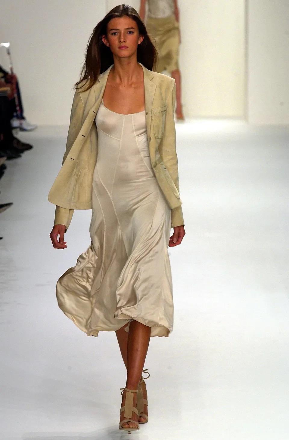 Calvin Klein Collection Schwarzes konturiertes Kleid, SS 2003 im Angebot 7