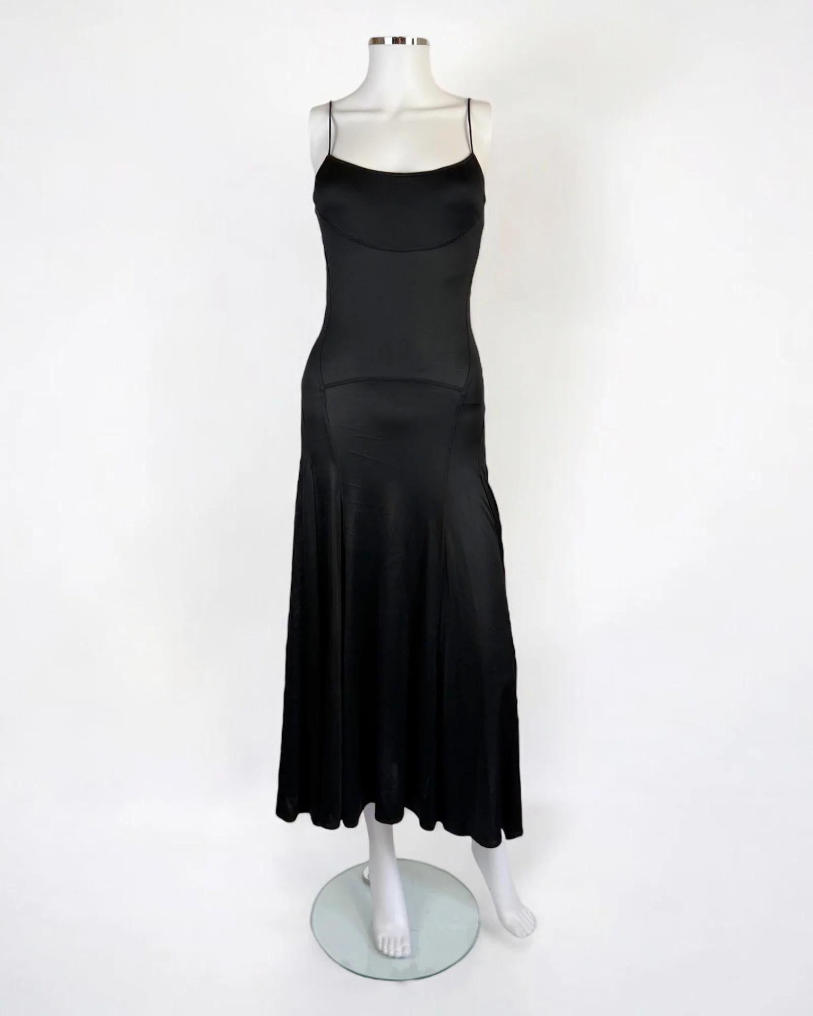 Calvin Klein Collection schwarzes, stark tailliertes Kleid, Frühjahr/Sommer 2003
Das Kleid ist sehr schwer und dehnbar, was ihm eine unglaubliche Silhouette verleiht, die durch die konturierten Nähte an Brust, Taille und Hüfte noch betont