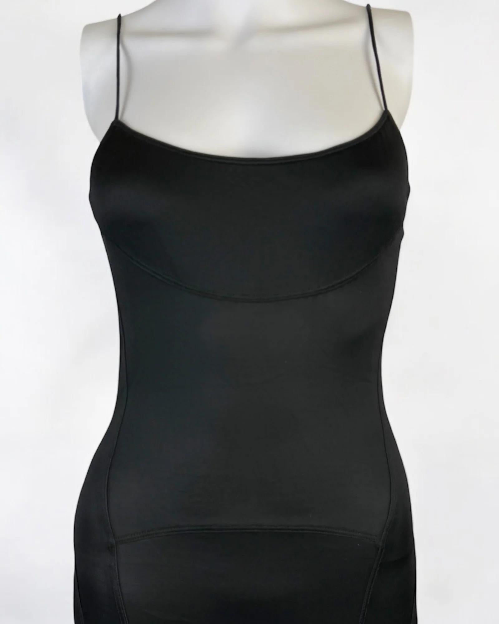 Calvin Klein Collection Schwarzes konturiertes Kleid, SS 2003 im Angebot 1