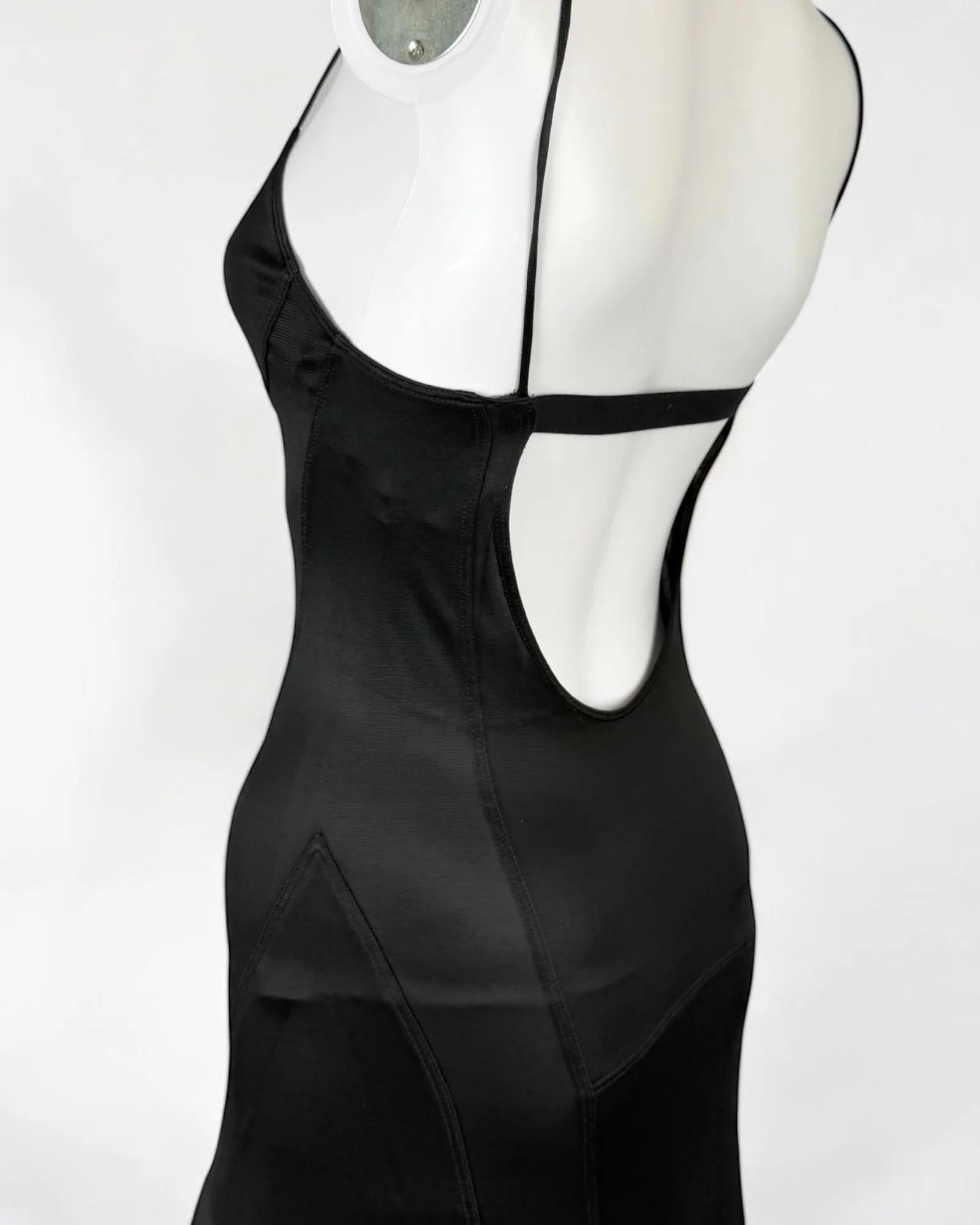 Calvin Klein Collection Schwarzes konturiertes Kleid, SS 2003 im Angebot 2