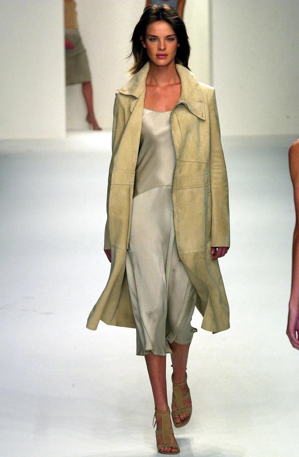 Calvin Klein Collection Schwarzes konturiertes Kleid, SS 2003 im Angebot 6