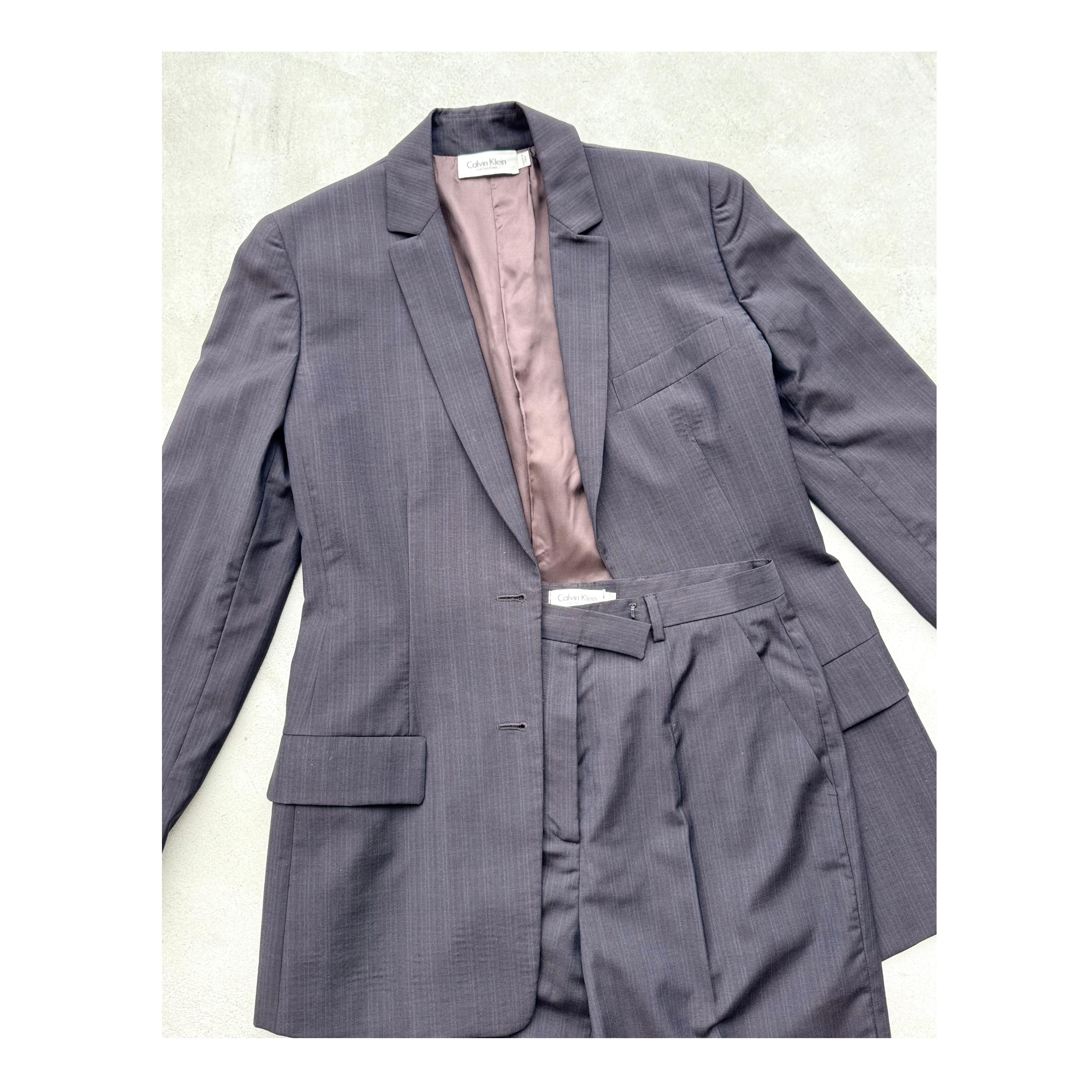 Calvin Klein Collection by Calvin Vintage Traje a rayas a medida de los años 90 en venta 8