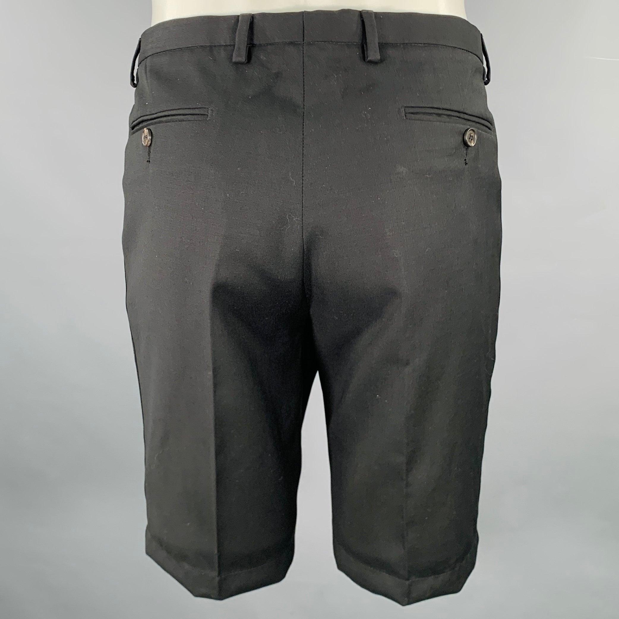 Short CALVIN KLEIN COLLECTION
en laine noire, avec un devant plat, des rayures de smoking et une fermeture à glissière. Fabriqué en République tchèque. Excellent état d'occasion. 

Marqué :   32 

Mesures : 
  Taille : 32 pouces Taille : 9 pouces